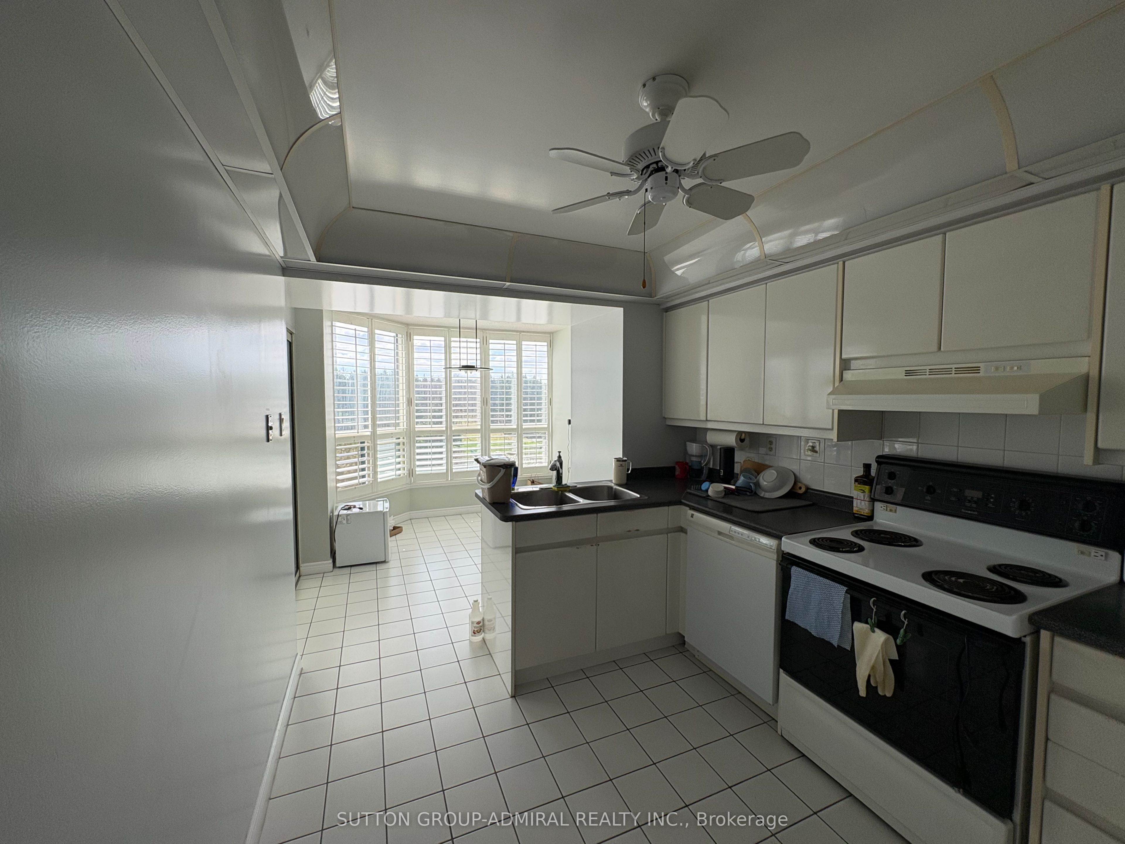 1 Clark Avenue W 701, Vaughan, ON L4J 7Y6 photo 5