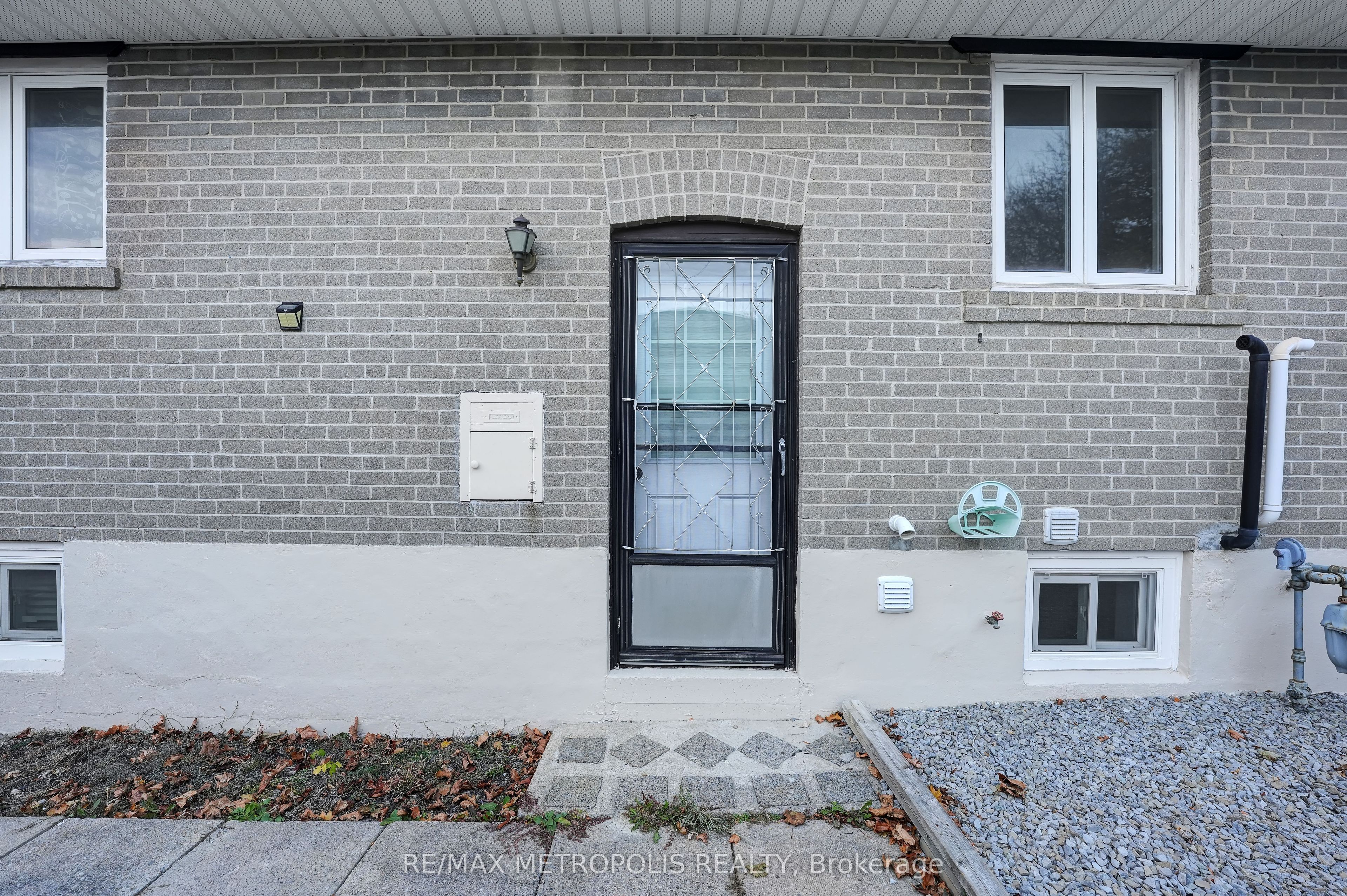 268 Penn Avenue Basement, Newmarket, ON L3Y 2S6 photo 2