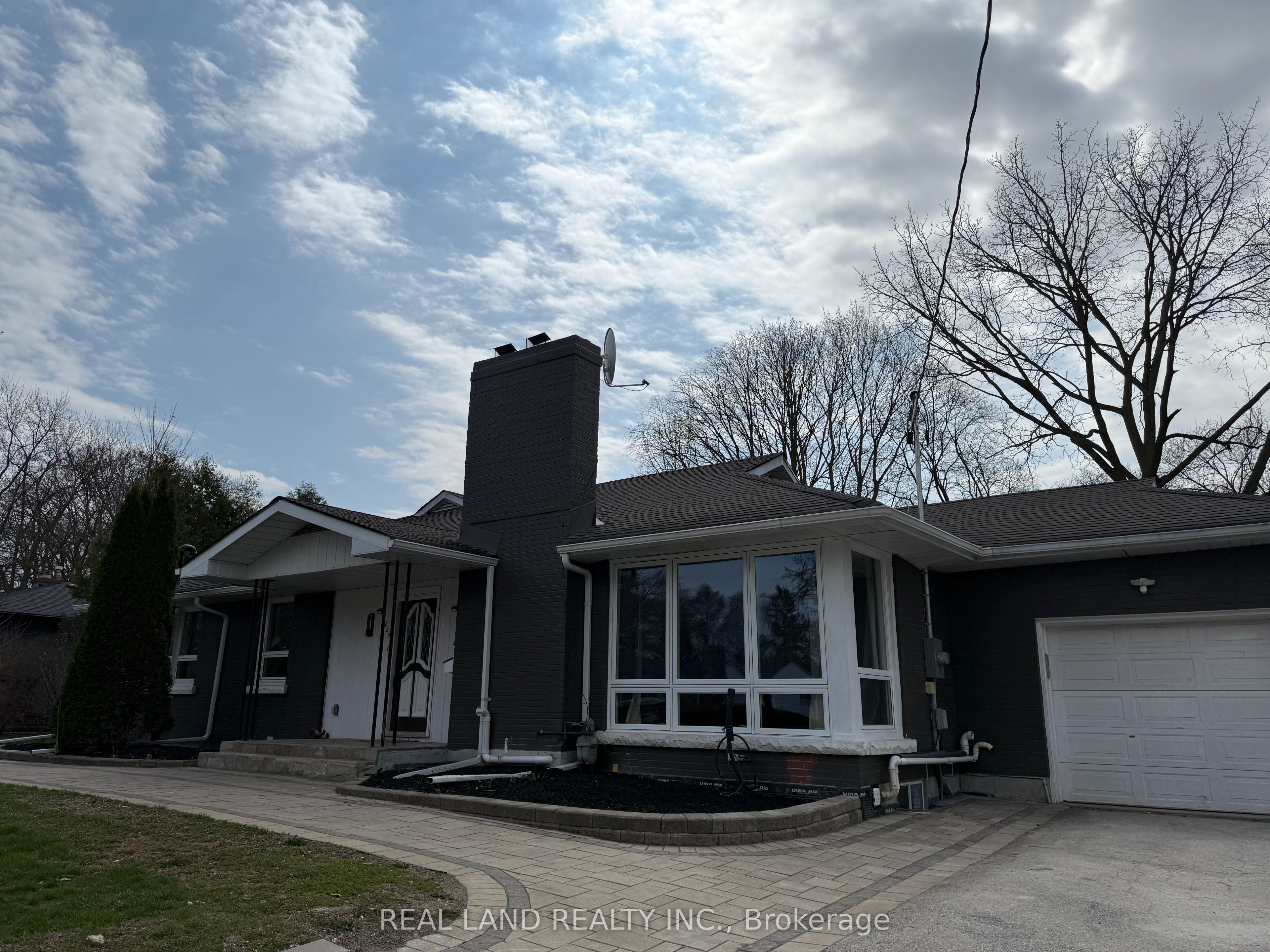 220 Millard Avenue 1 (Front), Newmarket, ON L3Y 1Z2 photo 2