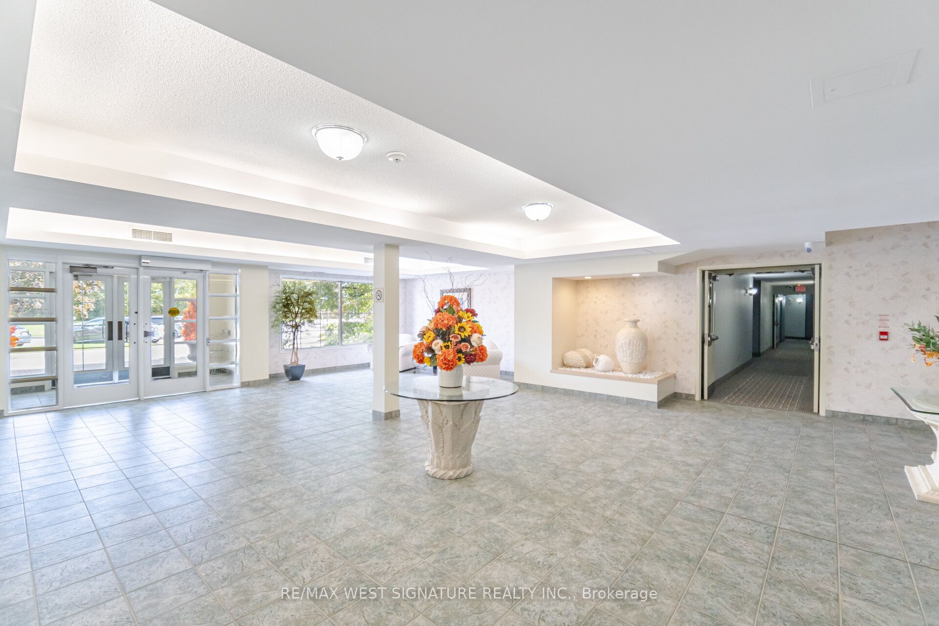 75 Treelawn Boulevard 102, Vaughan, ON L0J 1C0 photo 3