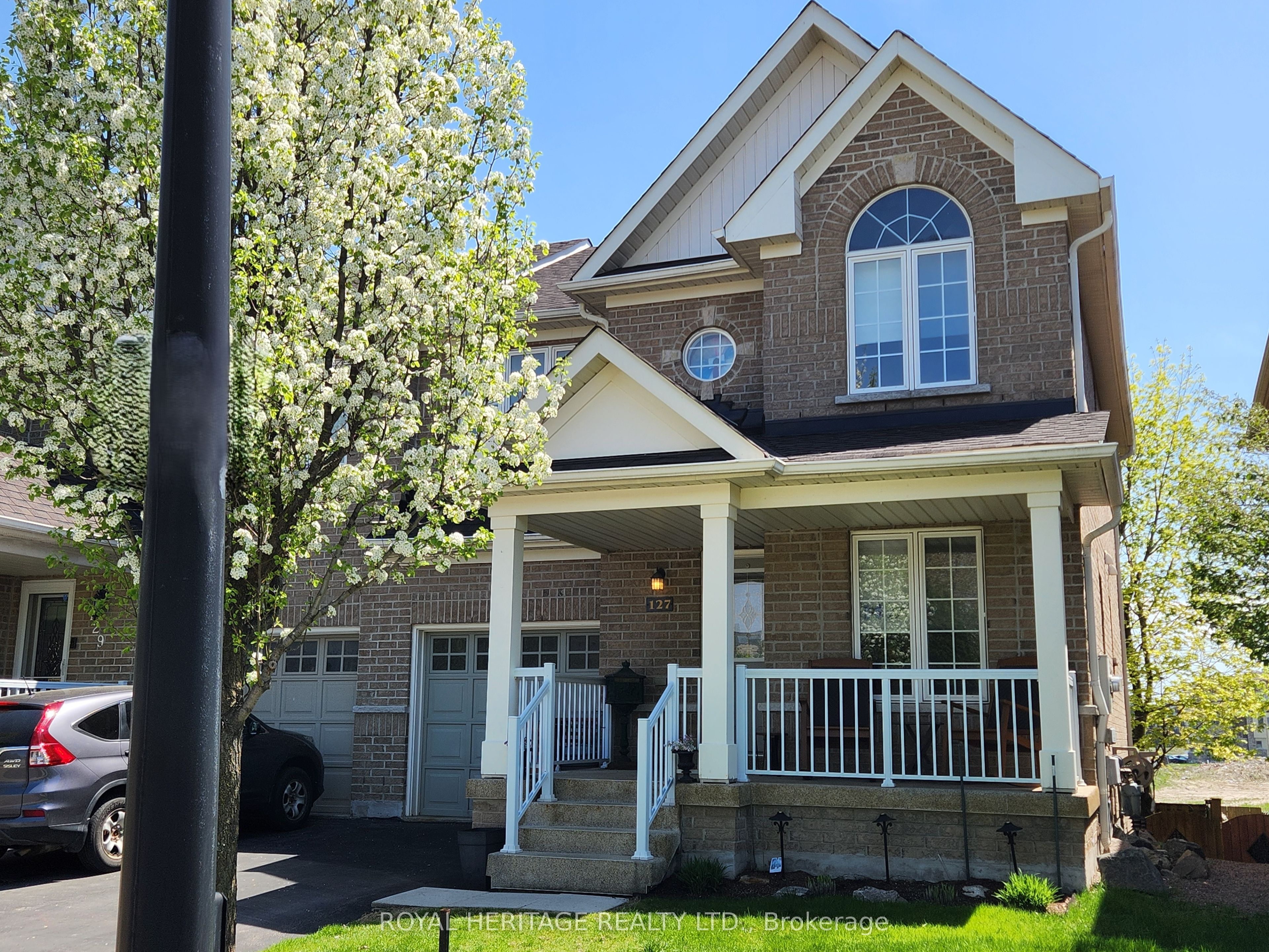 127 Knapton Drive, Newmarket, ON L3X 3B3 photo 2