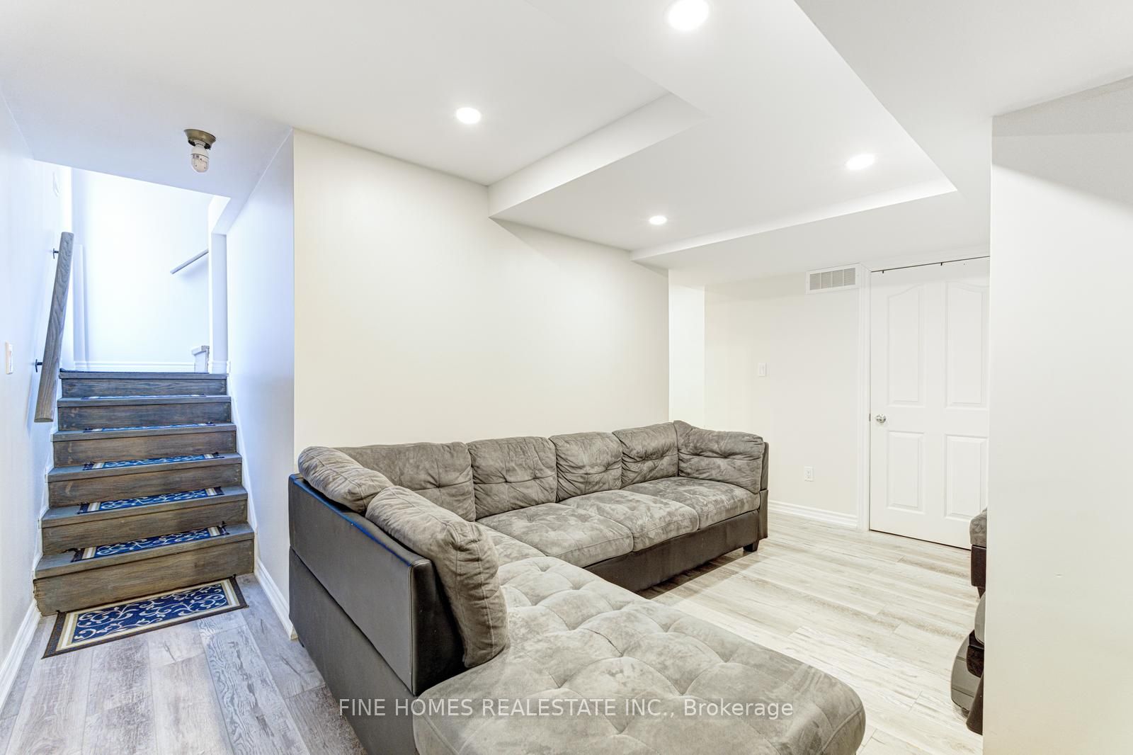 28 Rockwood Crescent Lower, Vaughan, ON L4J 7T2 photo 4
