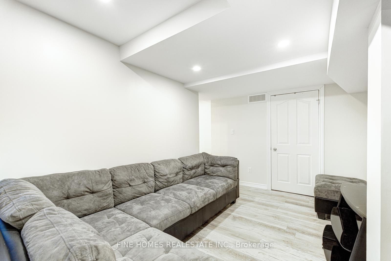 28 Rockwood Crescent Lower, Vaughan, ON L4J 7T2 photo 5