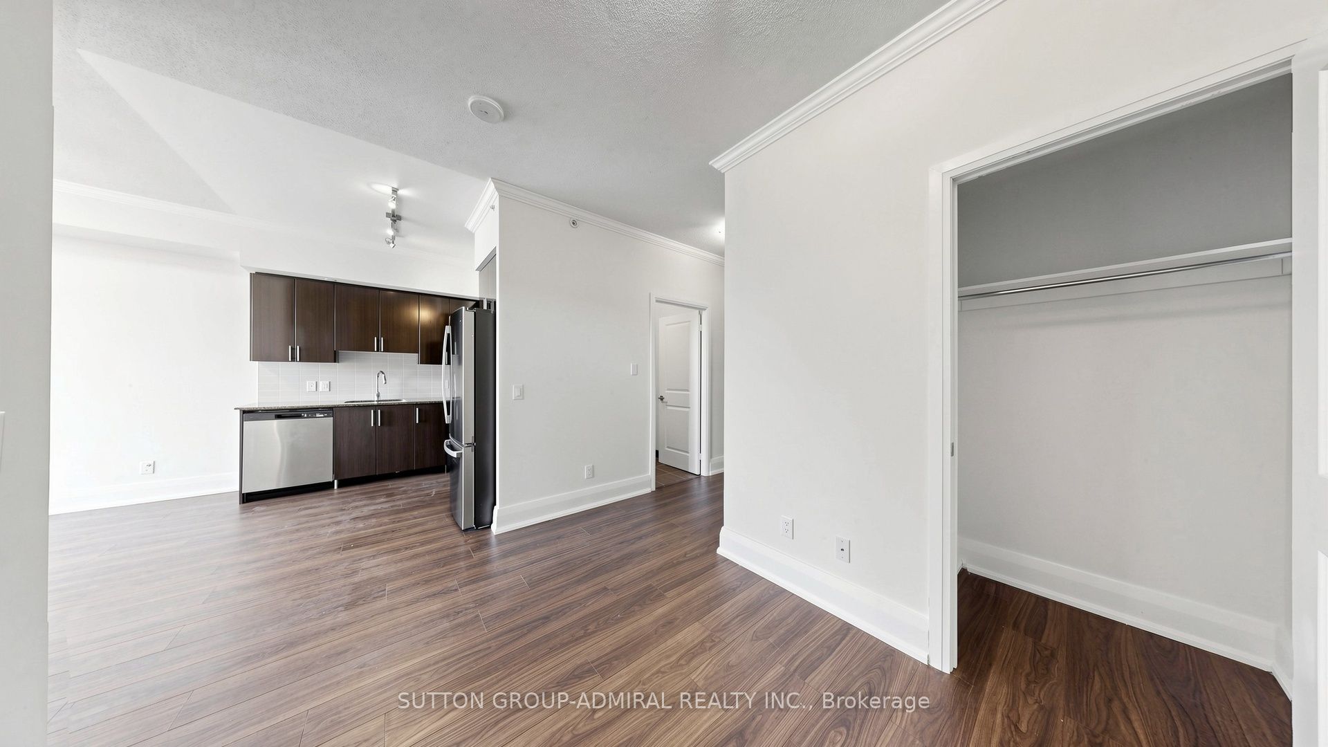 85 North Park Road 406, Vaughan, ON L4J 0H9 photo 4