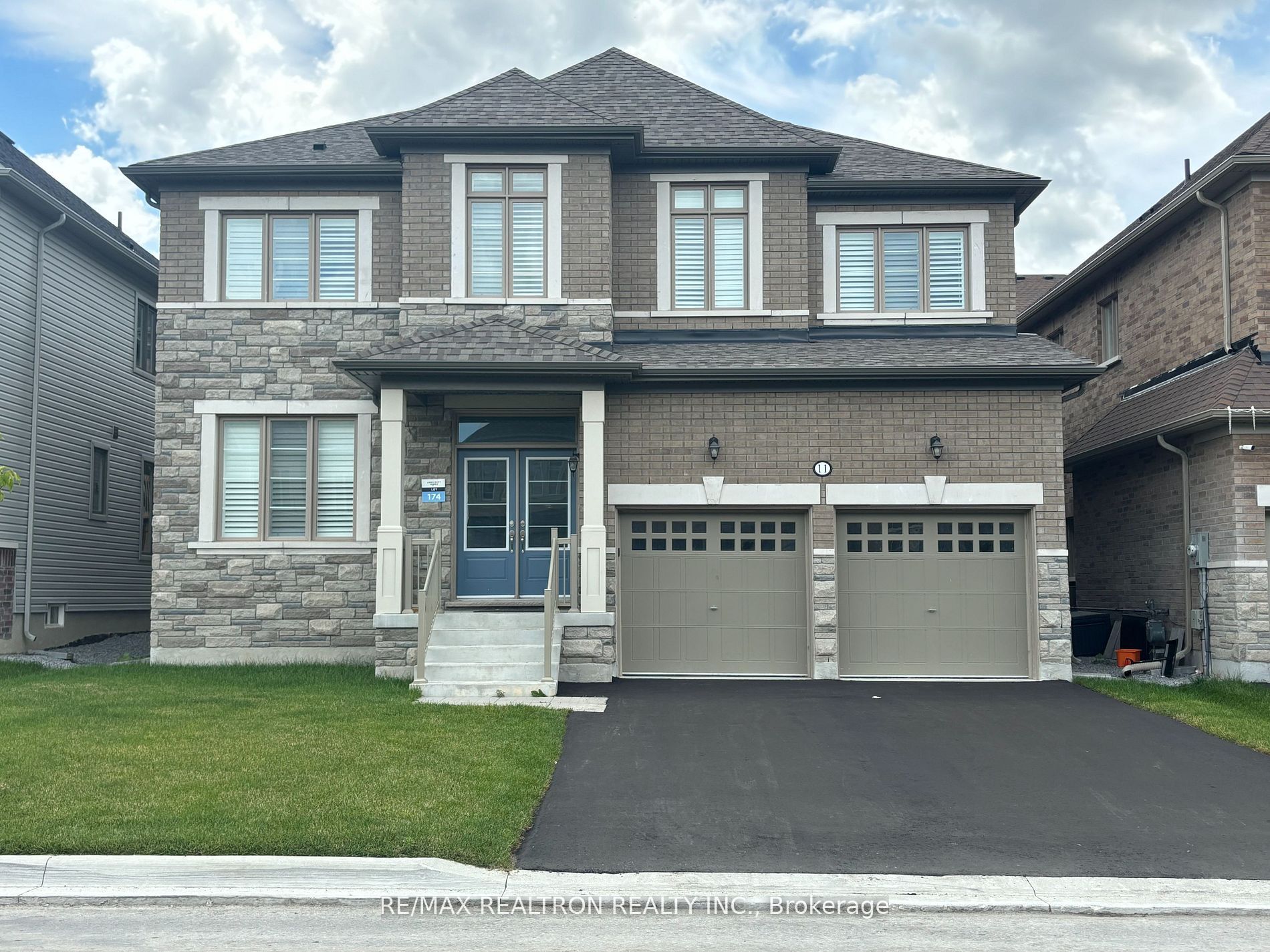 11 Father Muckle Avenue, Georgina, ON L4P 0S4 photo 2