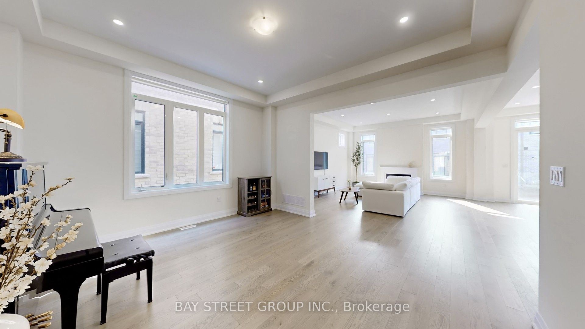 Upper Two Bedroom - 97 Halldorson Avenue, Aurora, ON L4G 0C5 photo 3