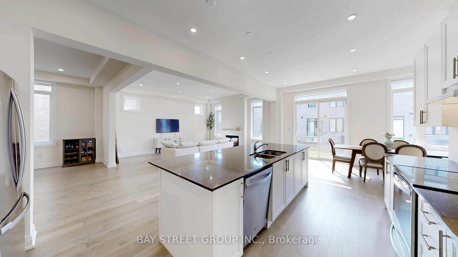 Upper Two Bedroom - 97 Halldorson Avenue, Aurora, ON L4G 0C5 photo 5