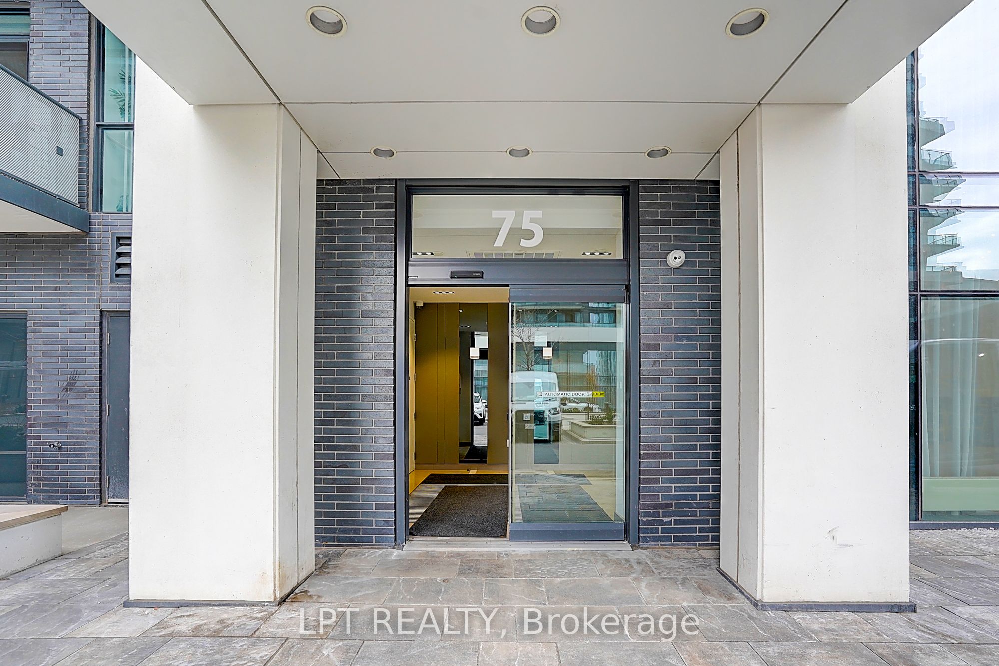 75 Oneida Crescent 1601, Richmond Hill, ON L4B 0H3 photo 3