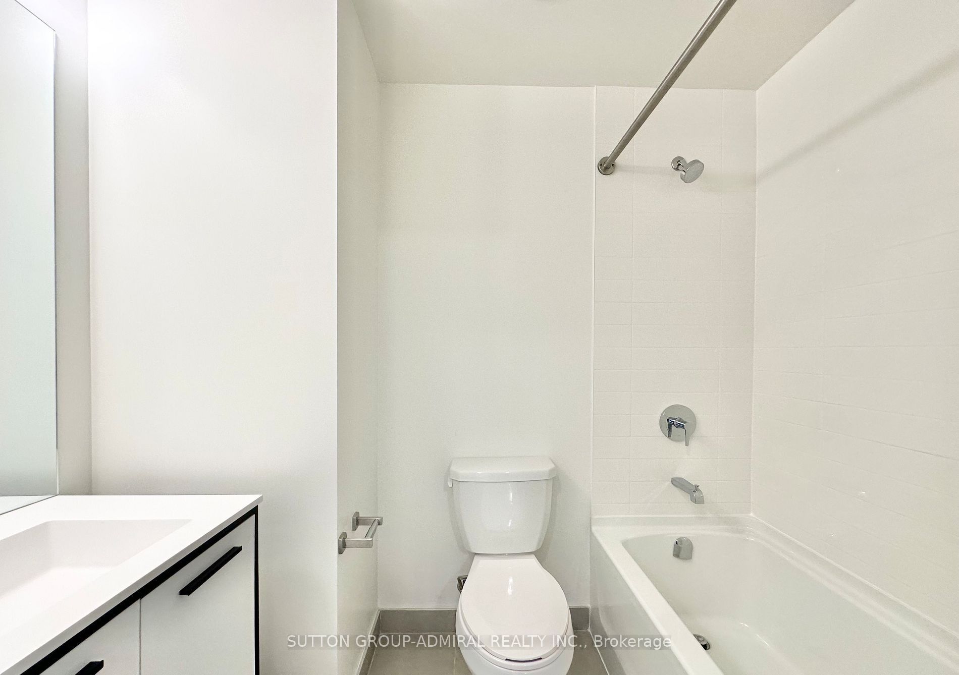 185 Deerfield Road 304, Newmarket, ON L3Y 0G7 photo 3