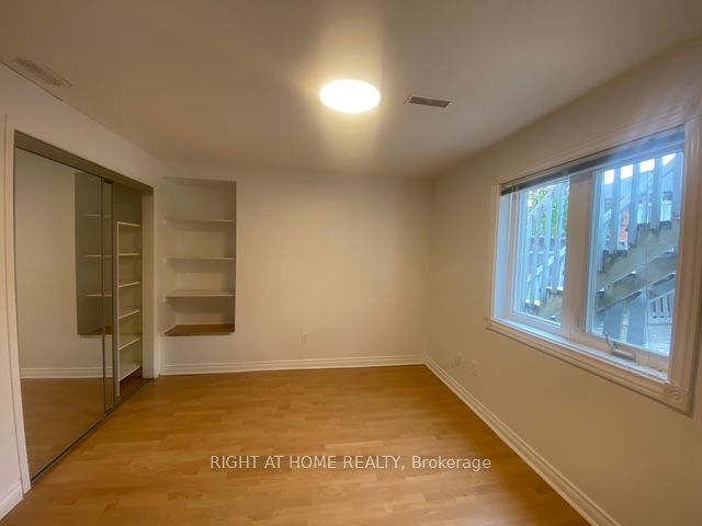 319 Fern Avenue, Richmond Hill, ON L4C 8P4 photo 2