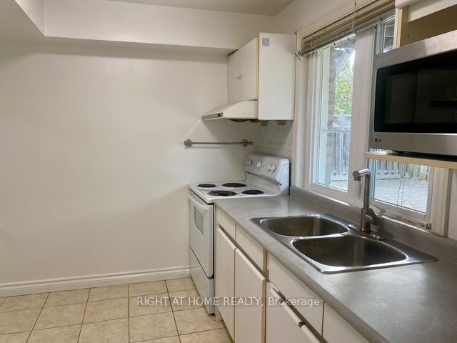 319 Fern Avenue, Richmond Hill, ON L4C 8P4 photo 3