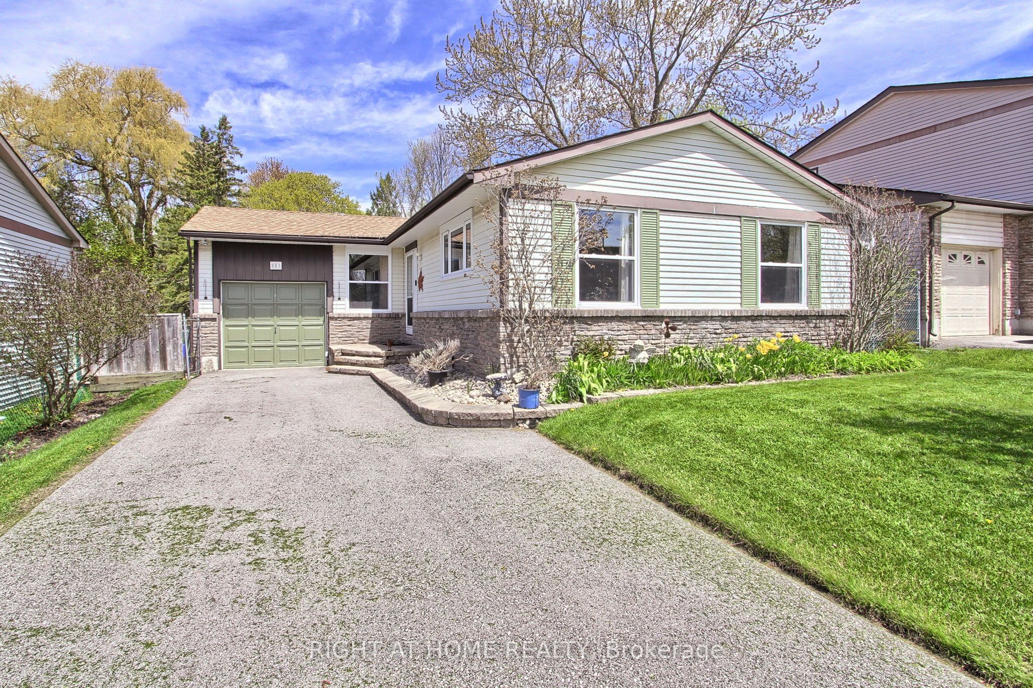 853 Magnolia Avenue, Newmarket, ON L3Y 5H5 photo 2