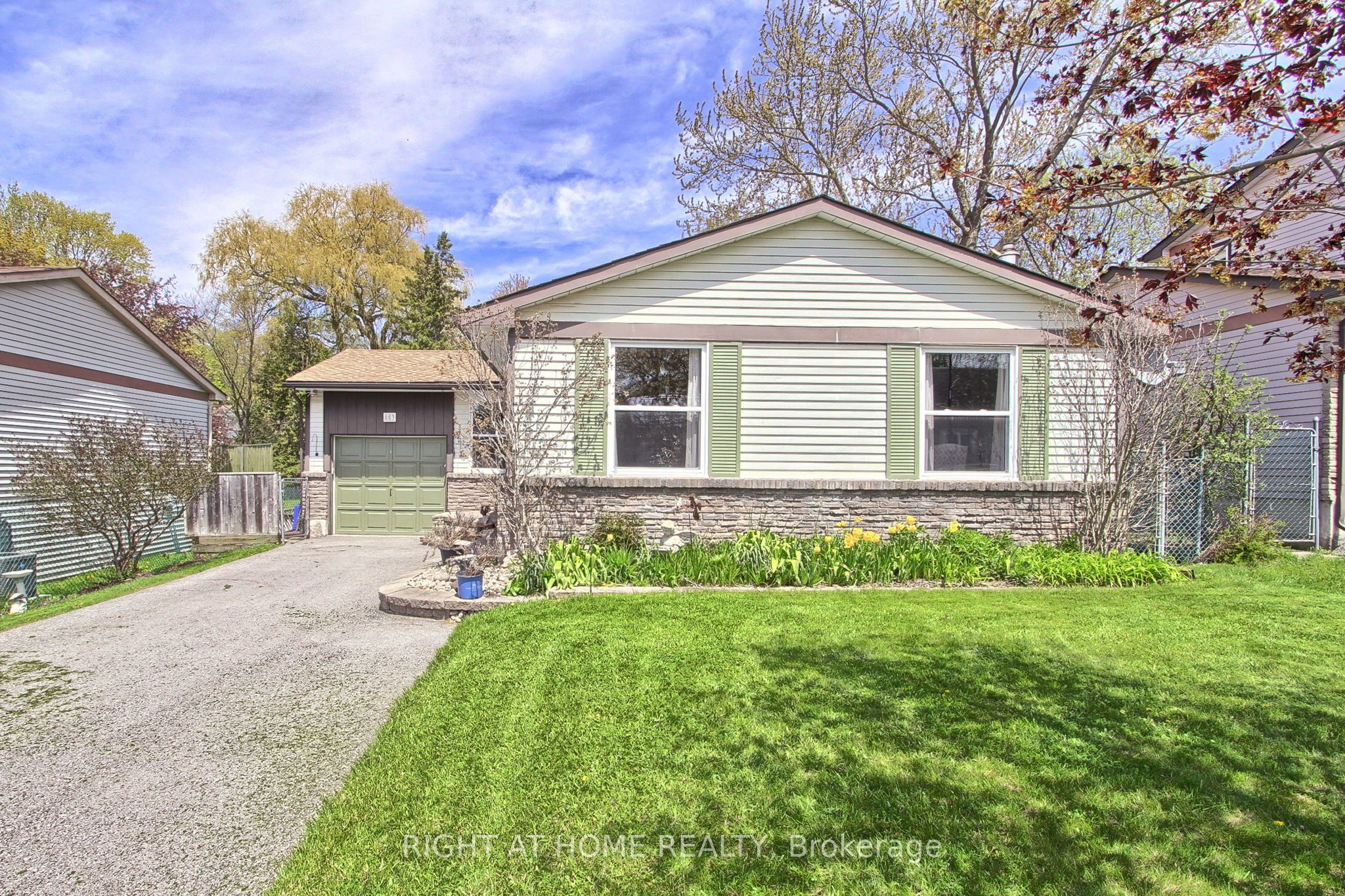 853 Magnolia Avenue, Newmarket, ON L3Y 5H5 photo 3
