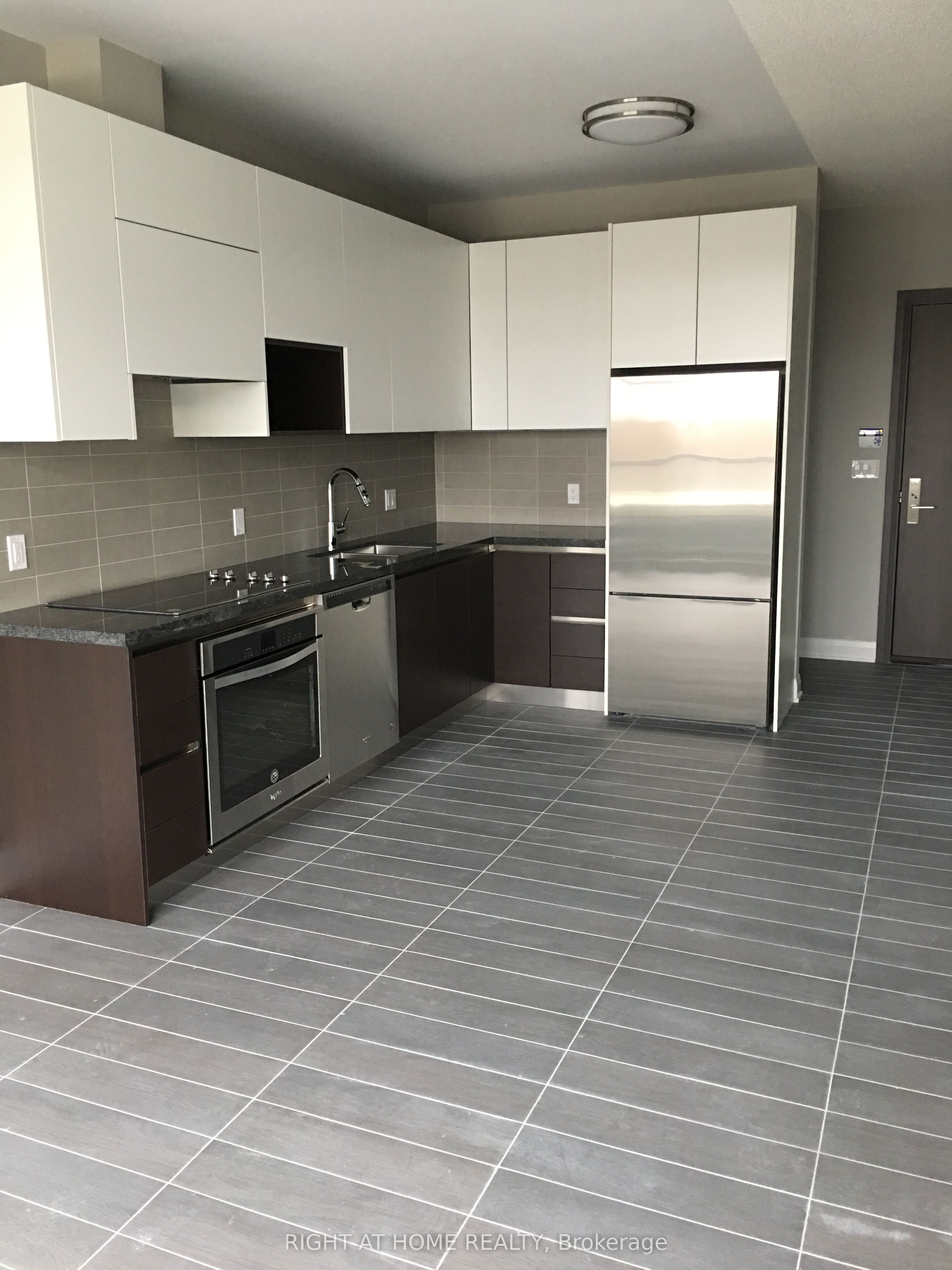 25 Water Walk Drive 318, Markham, ON L6G 0G3 photo 2