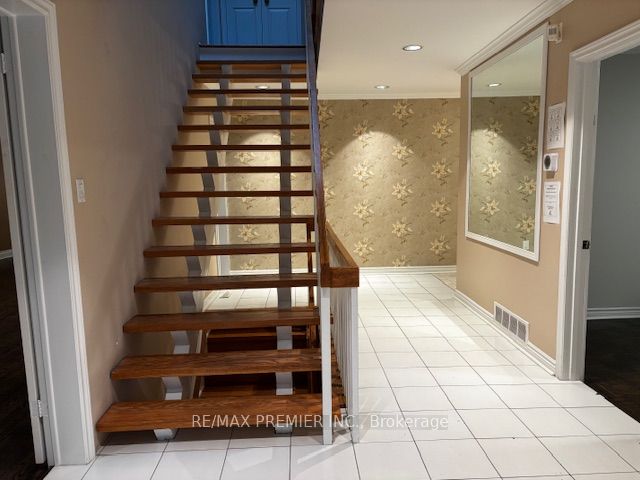 66 Laureleaf Road, Markham, ON L3T 2Y1 photo 2