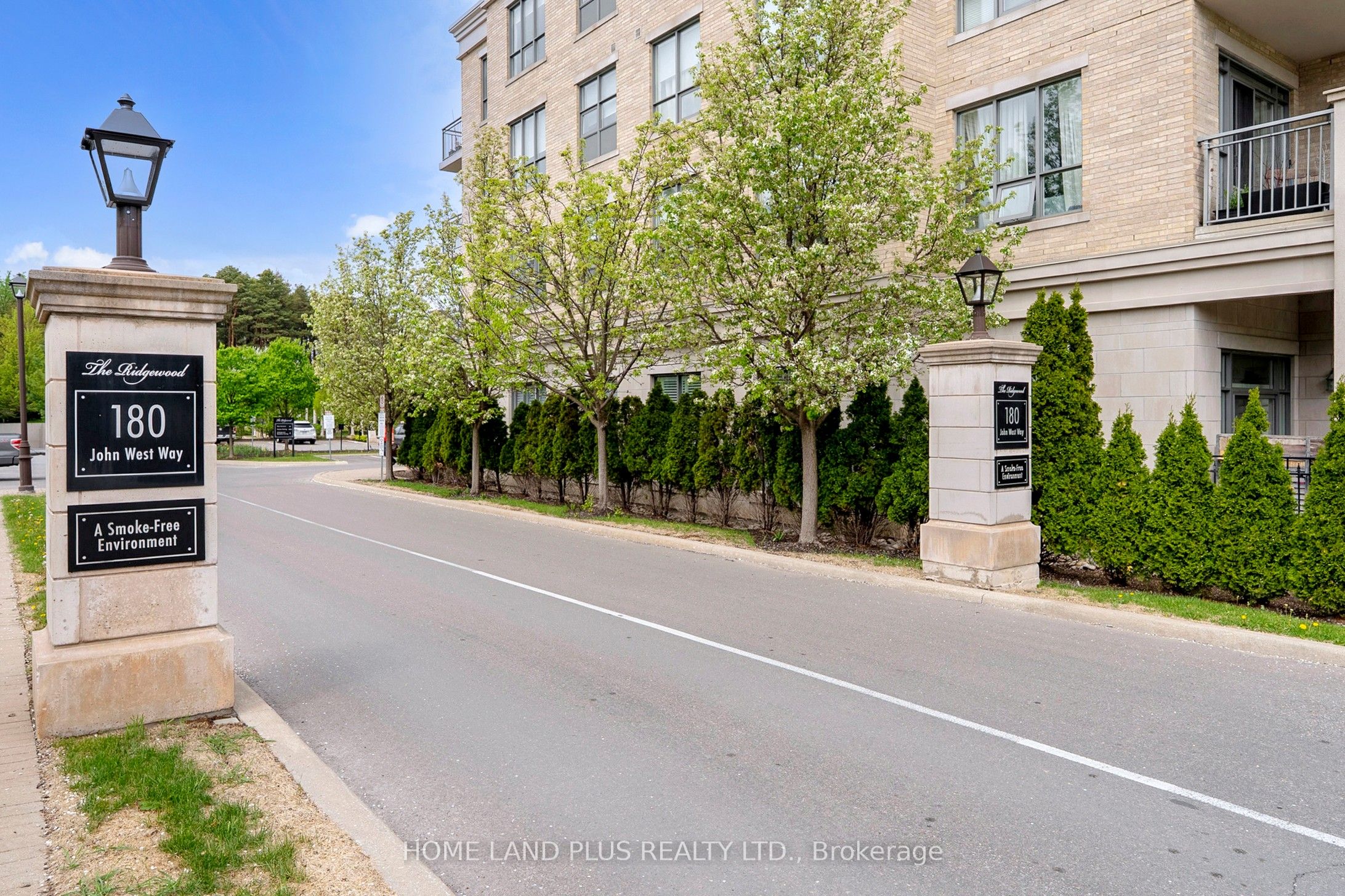 180 John West Way 422, Aurora, ON L4G 0R3 photo 2