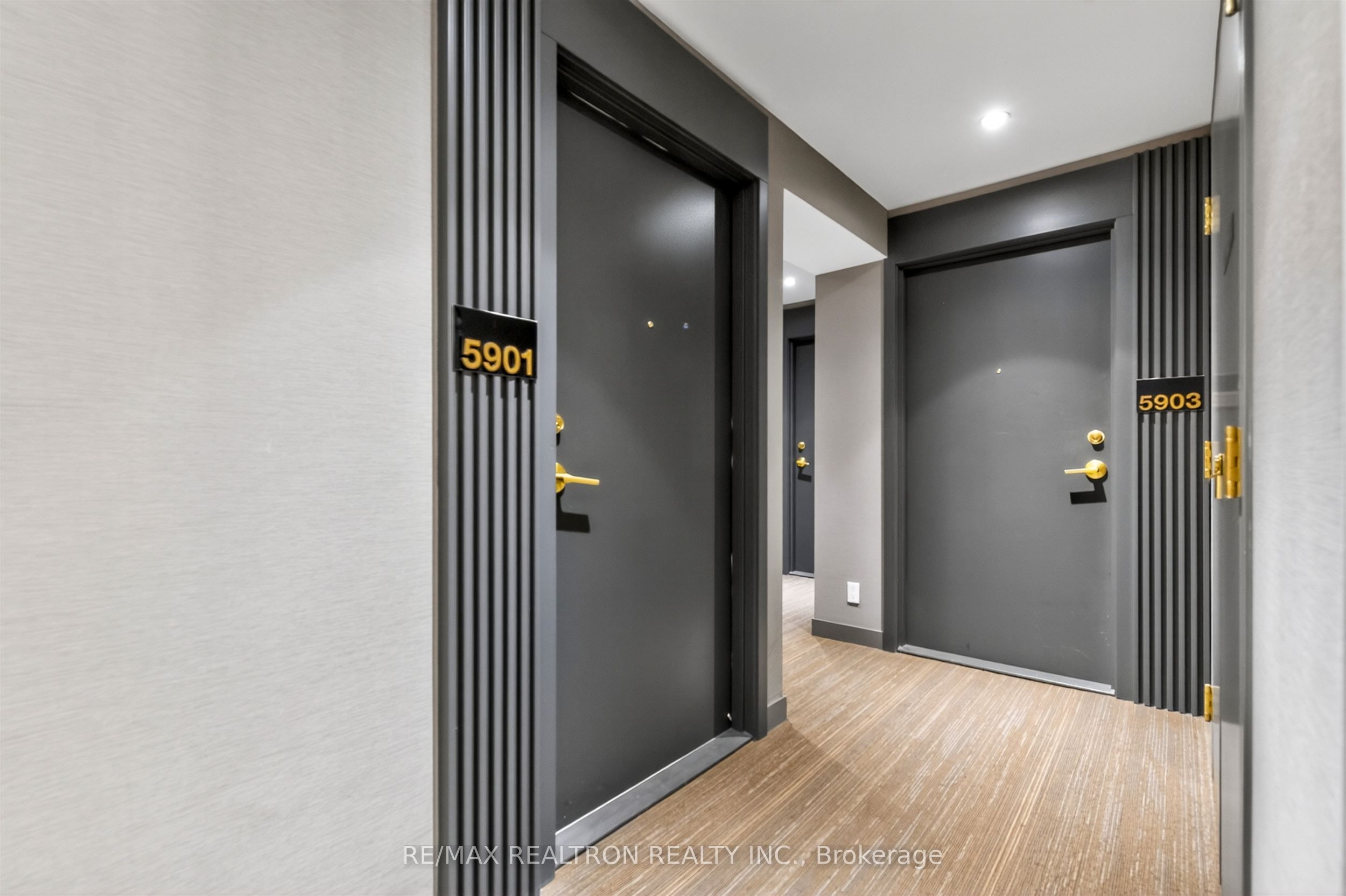 950 Portage Parkway 5901, Vaughan, ON L4K 0J7 photo 3