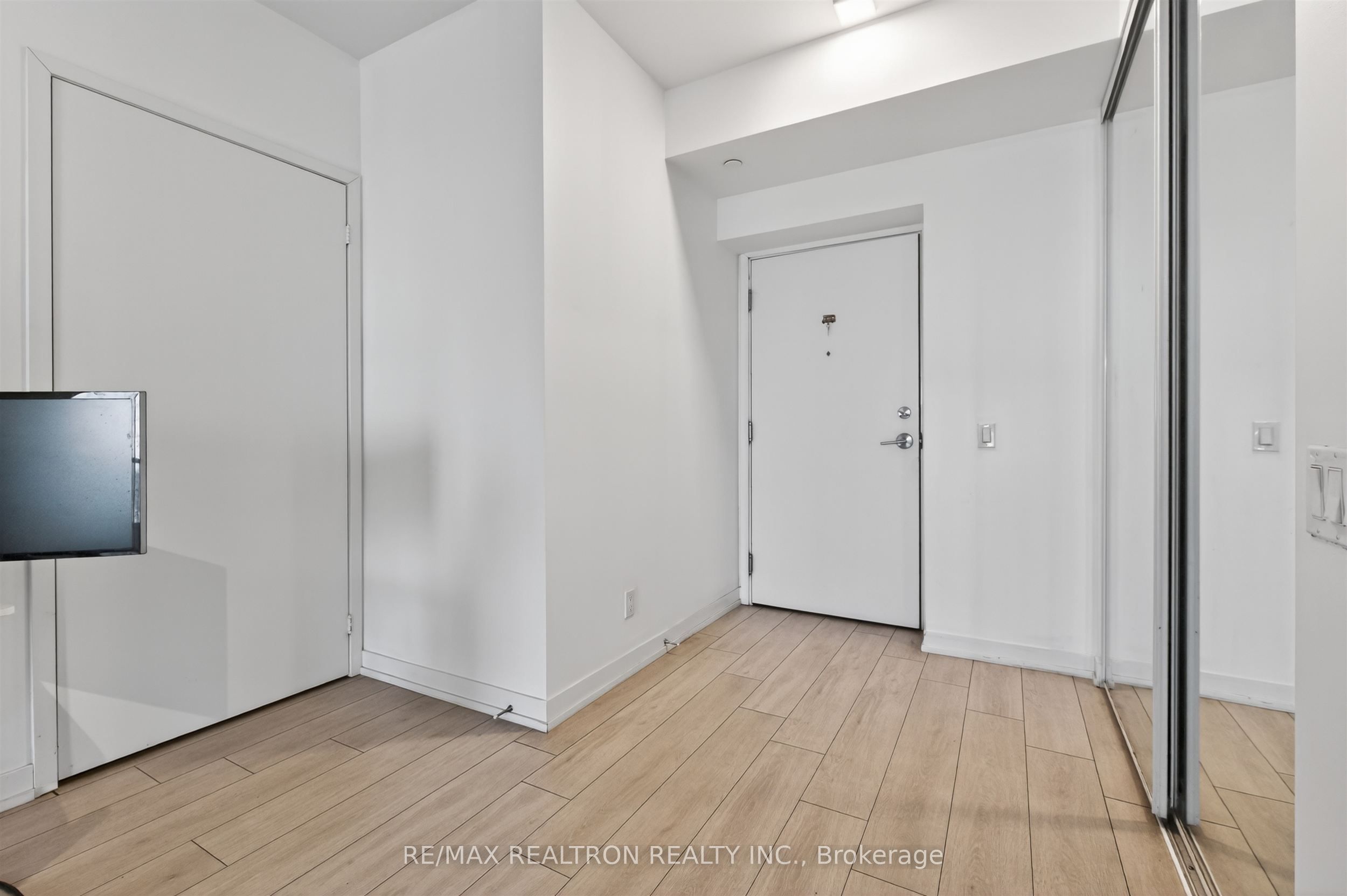 950 Portage Parkway 5901, Vaughan, ON L4K 0J7 photo 4