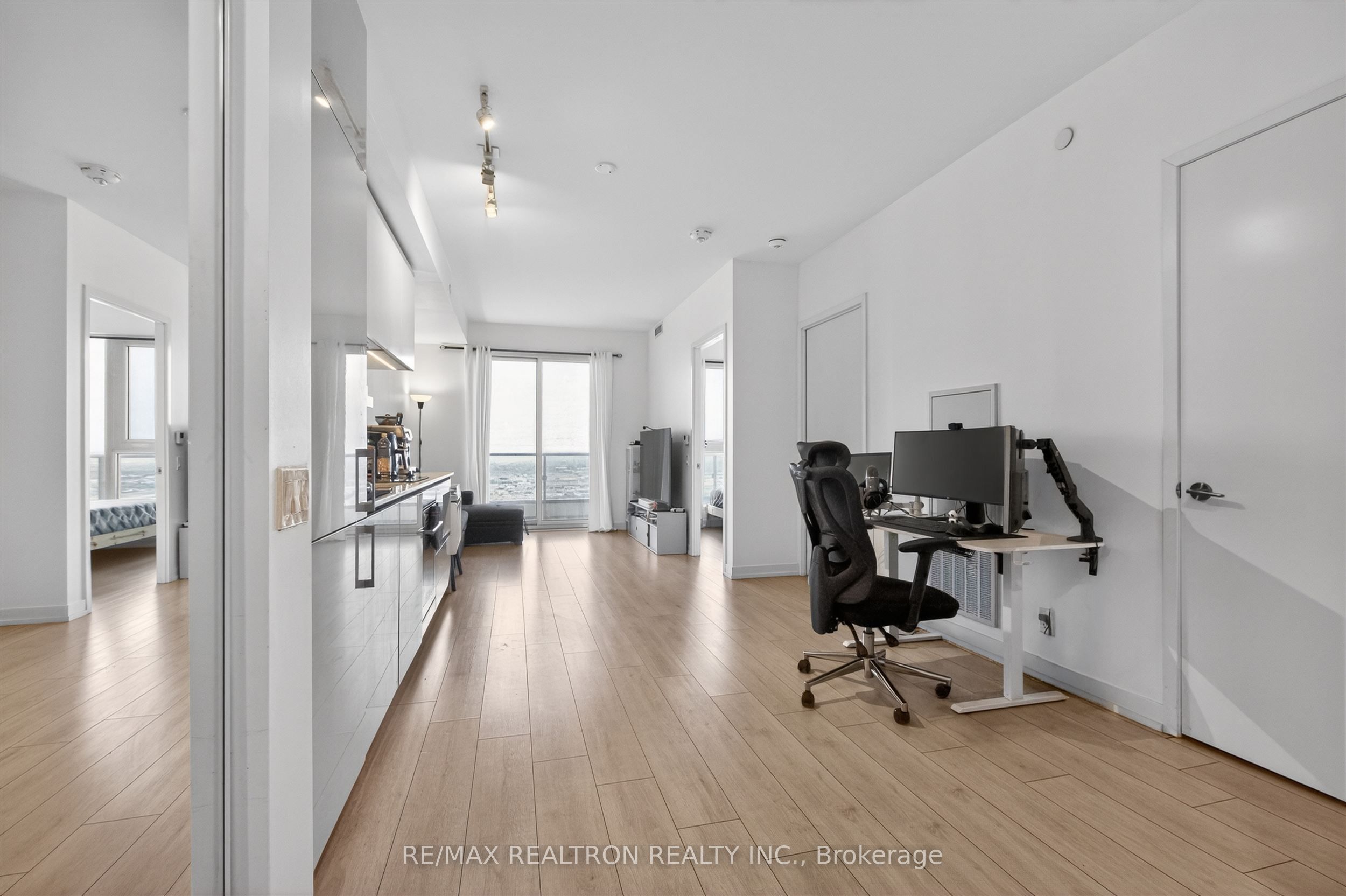 950 Portage Parkway 5901, Vaughan, ON L4K 0J7 photo 5