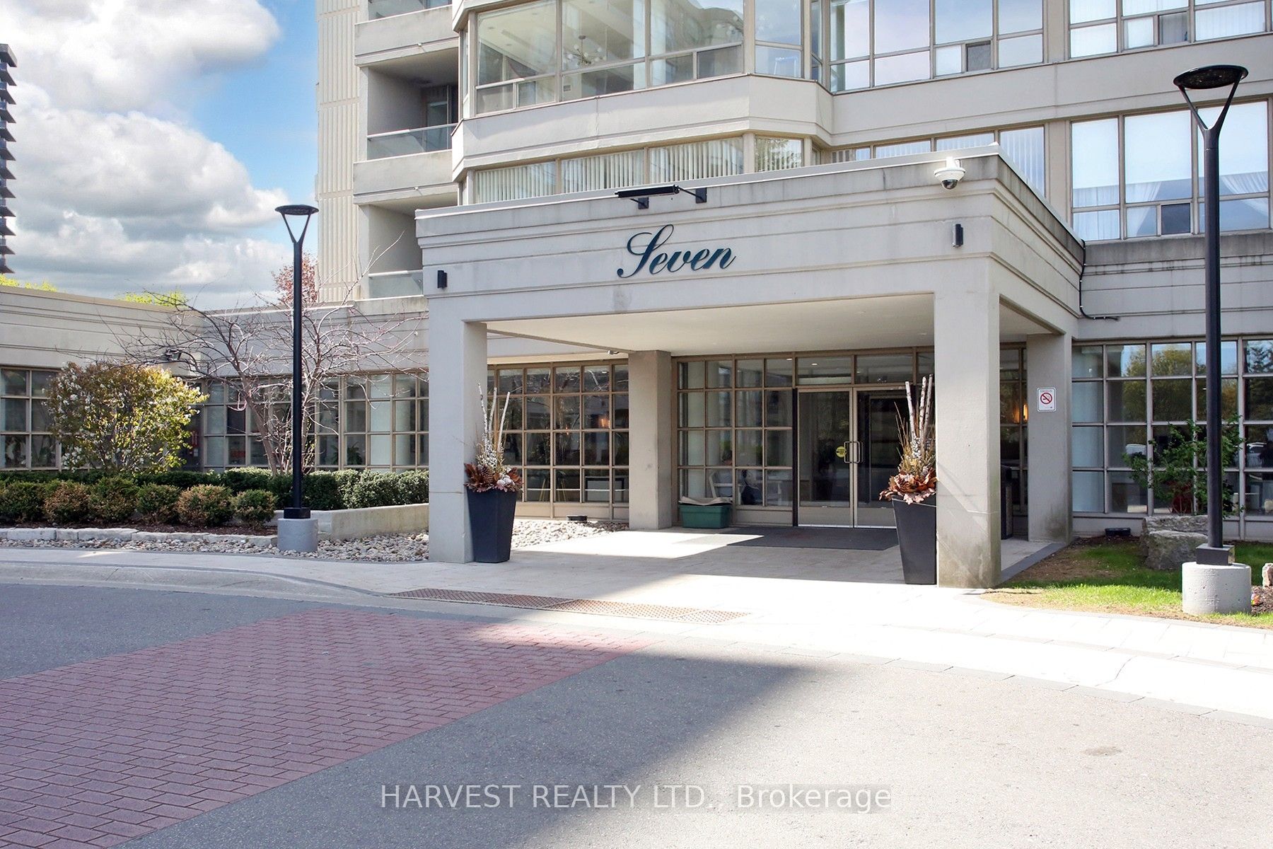 7 Townsgate Drive 1402, Vaughan, ON L4J 7Z9 photo 4