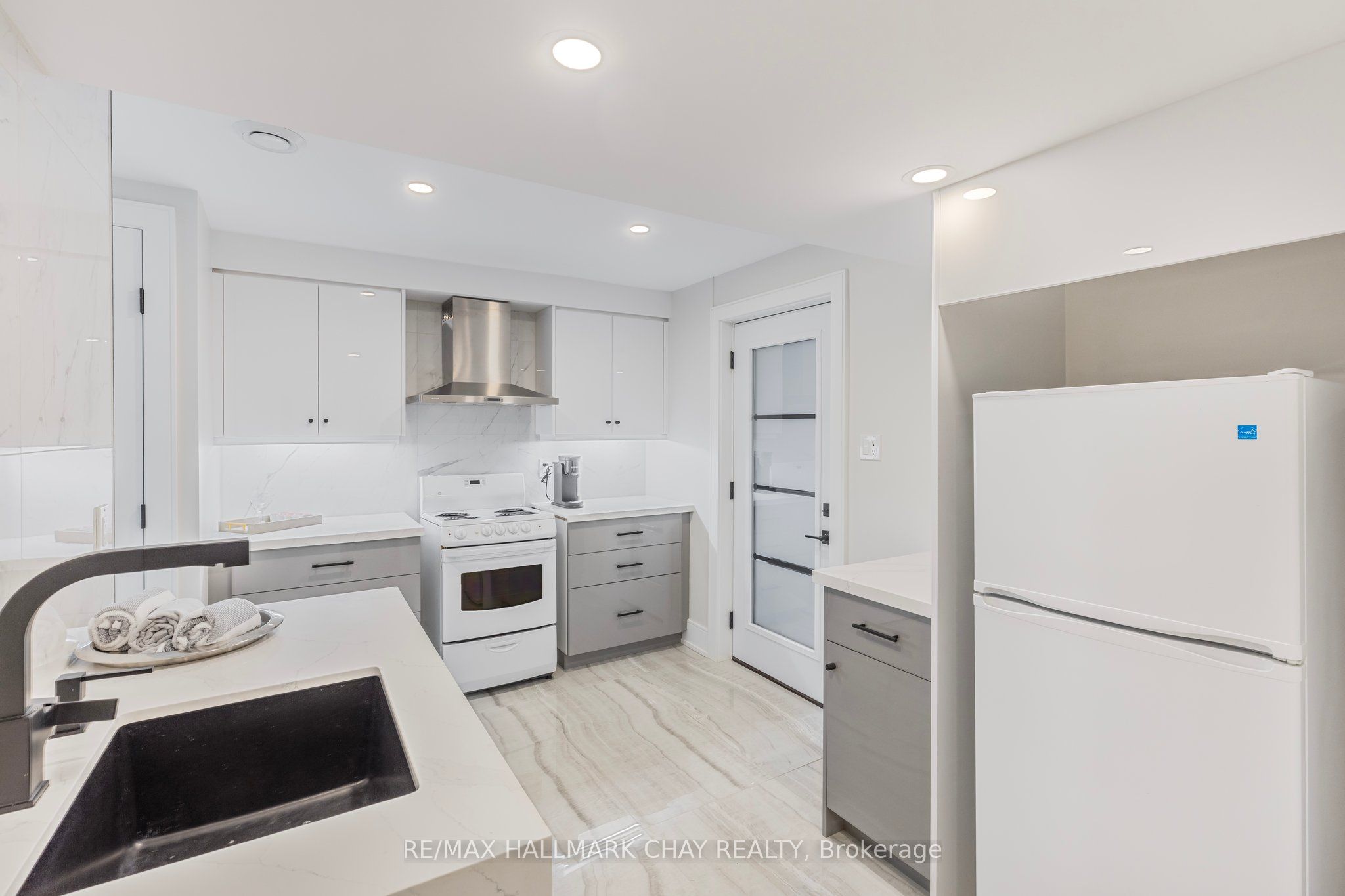 12 Tower Court Lower, Bradford West Gwillimbury, ON L3Z 2V2
