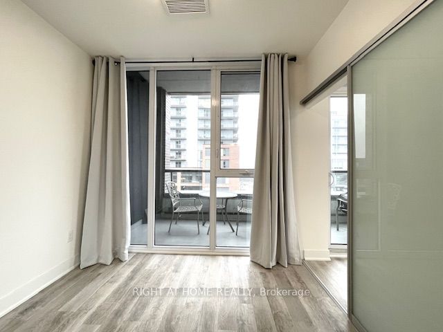 185 Deerfield Road 404, Newmarket, ON L3Y 0G7