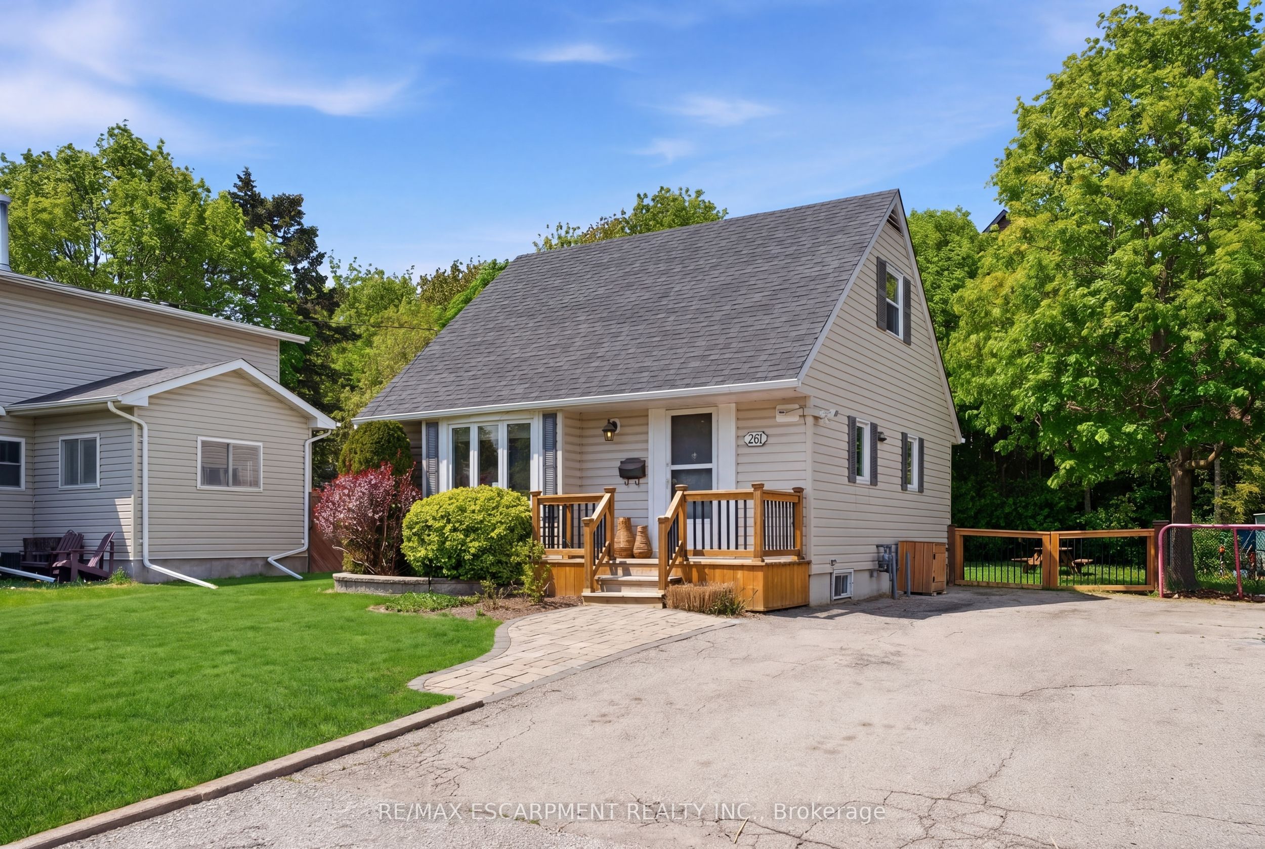 261 Andrew Street, Newmarket, ON L3Y 1H1 photo 2