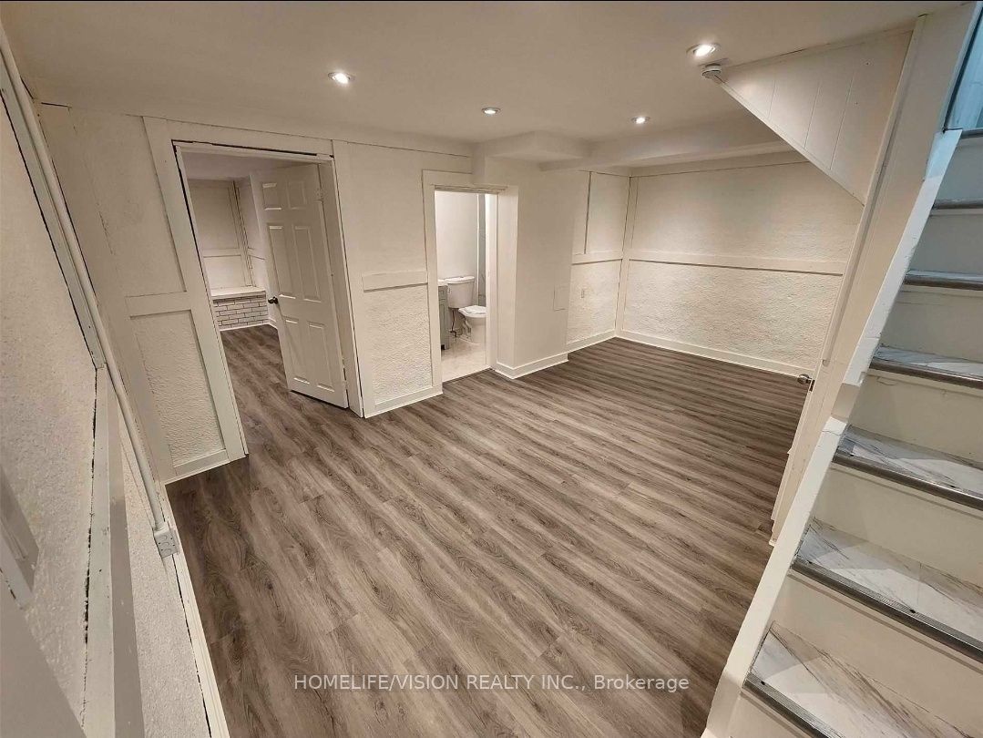271 Sussex Ave Avenue Bsmt, Richmond Hill, ON L4C 2G6