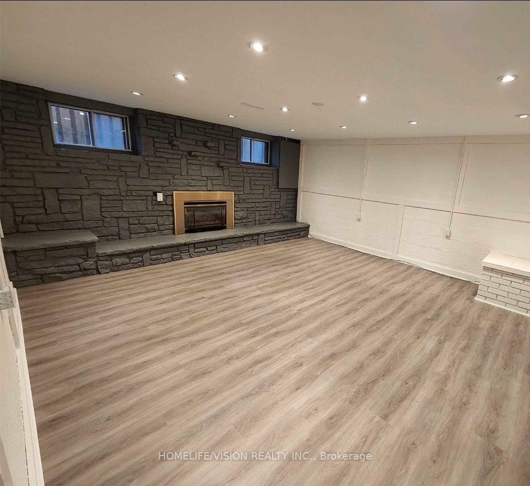 271 Sussex Ave Avenue Bsmt, Richmond Hill, ON L4C 2G6 photo 2