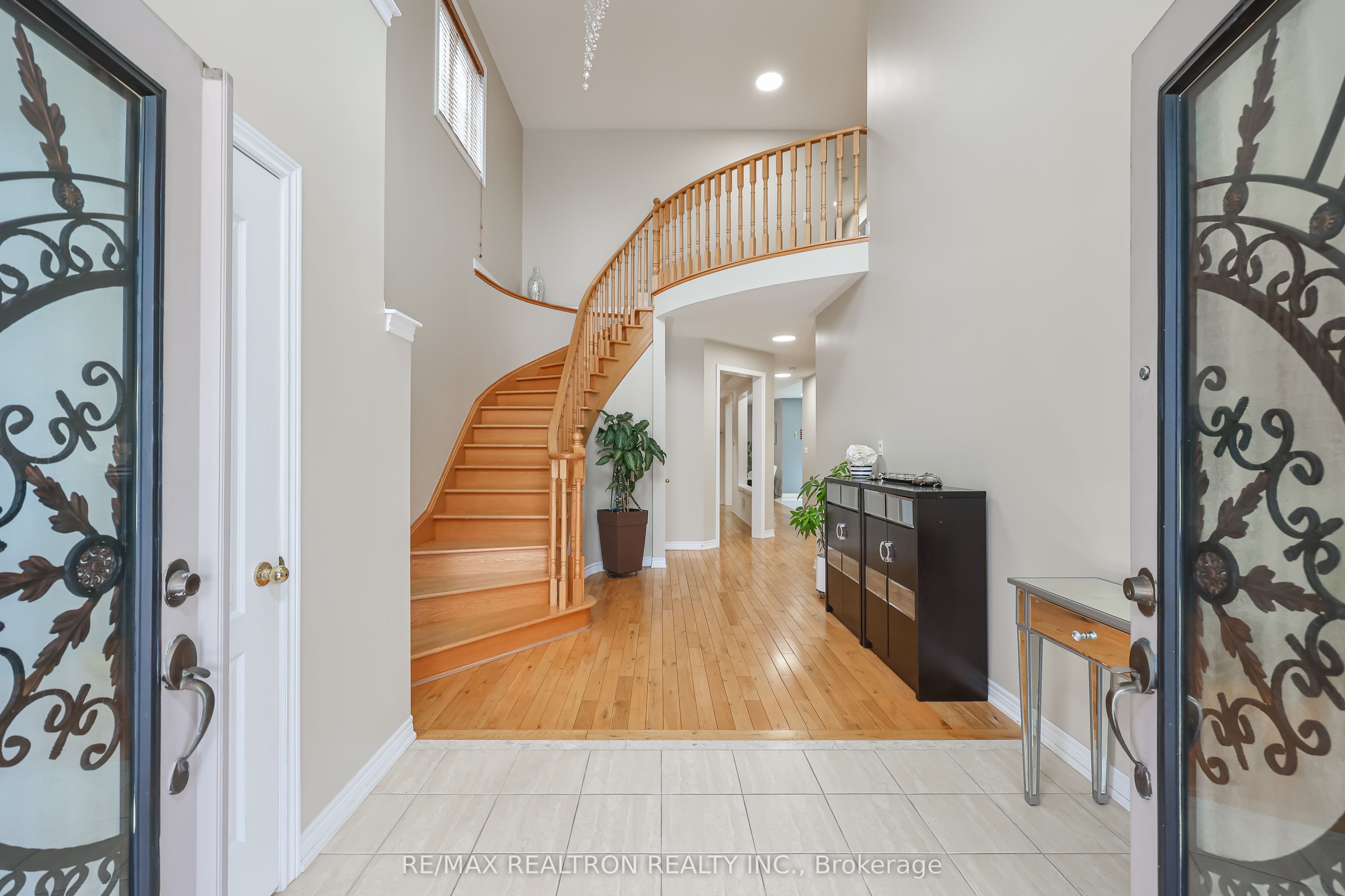 16 Mckenzie Way, Bradford West Gwillimbury, ON L3Z 0K1 photo 2