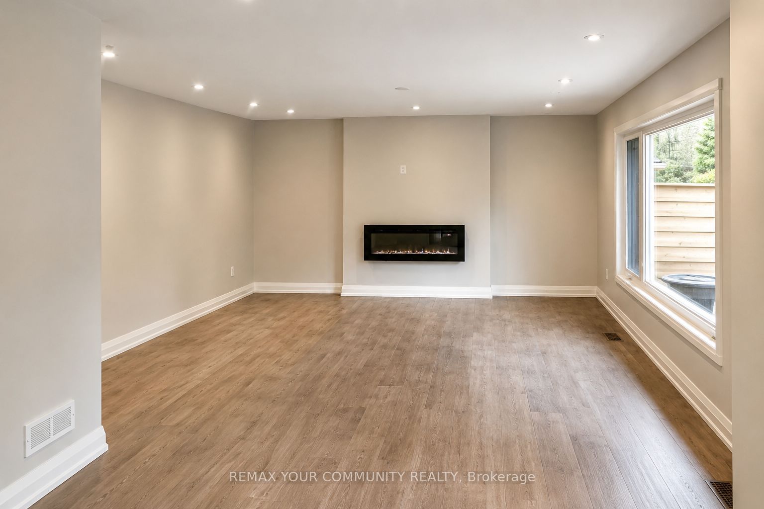 77 Beswick Drive, Newmarket, ON L3Y 1E8 photo 2