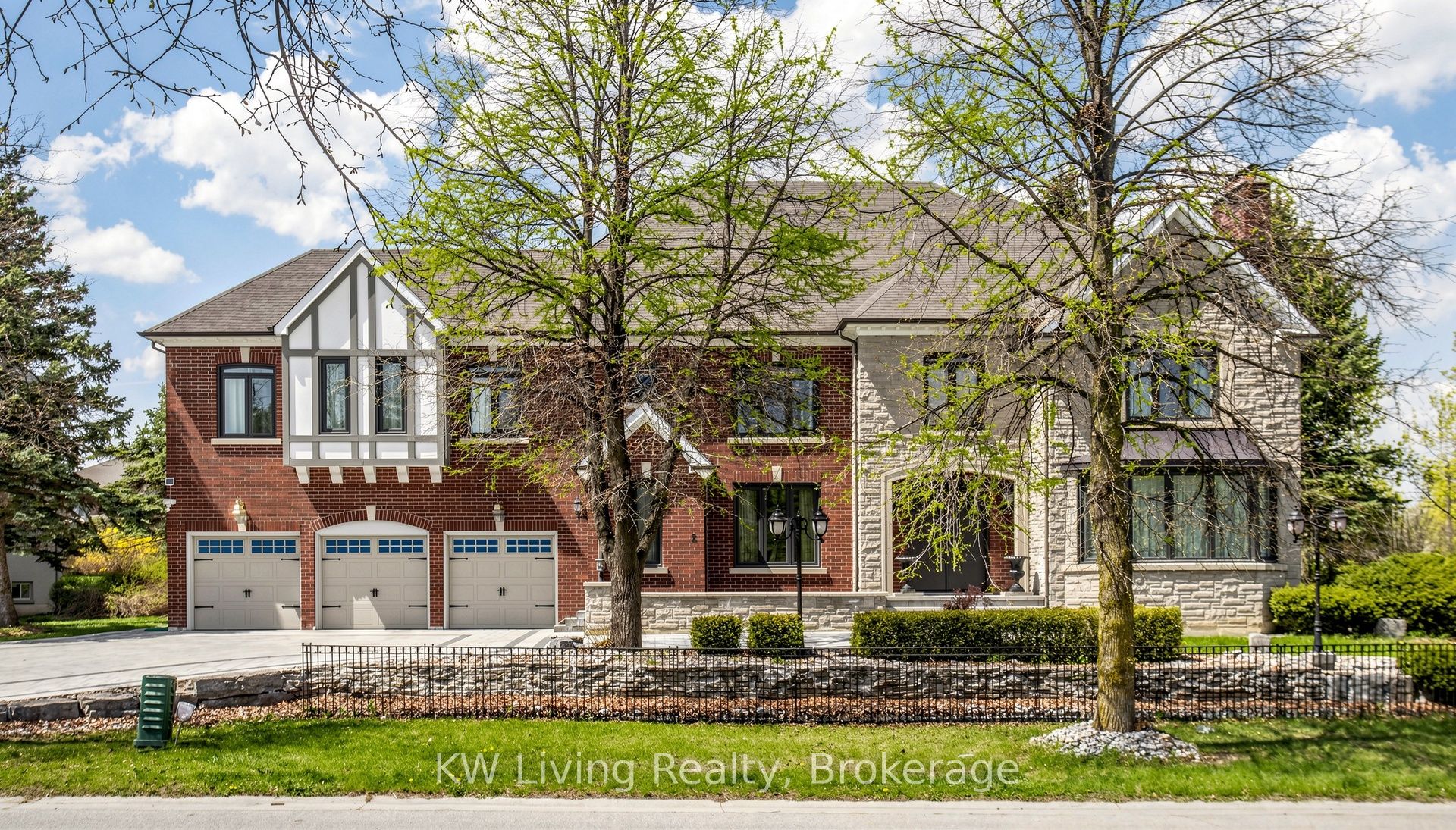 2 Cortina Court N, Richmond Hill, ON L4B 2G8 photo 2