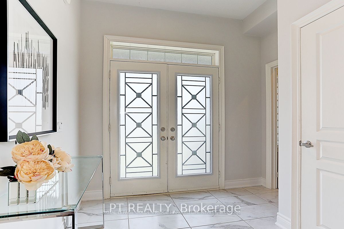 12 Baleberry Crescent, East Gwillimbury, ON L9N 0P2 photo 2