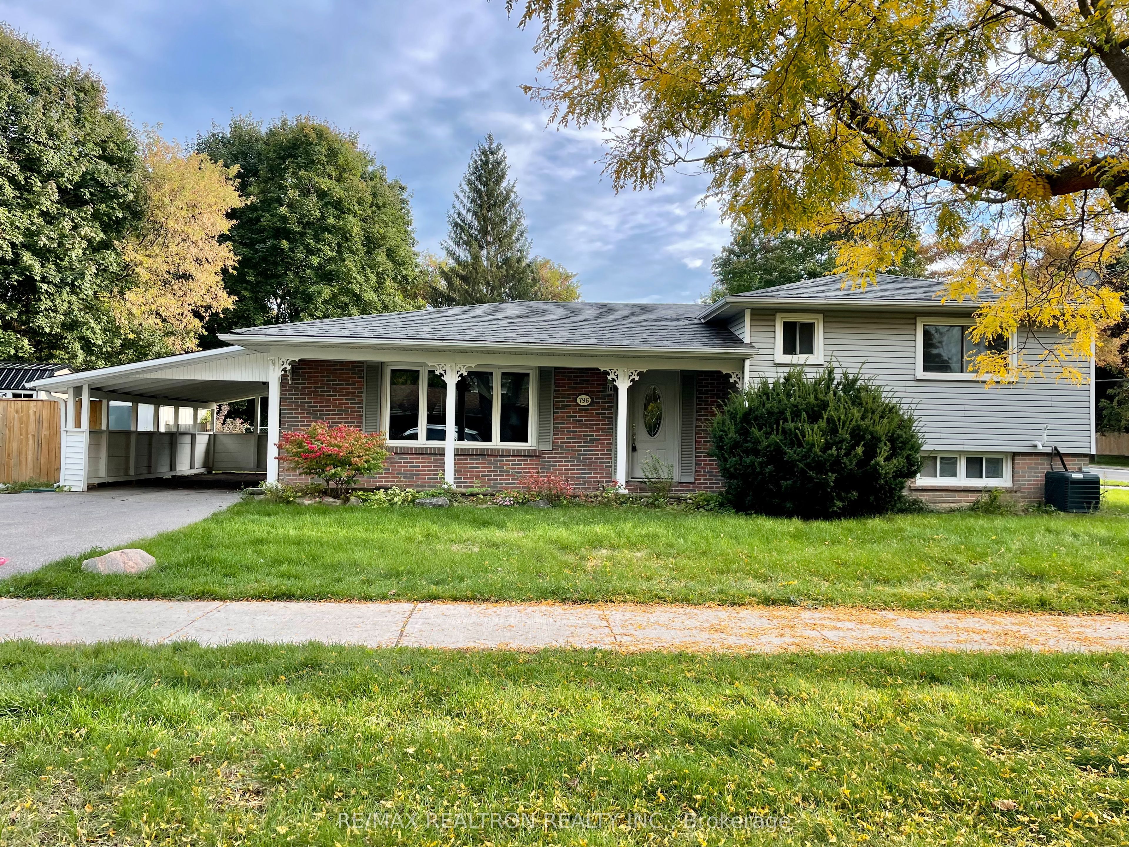 796 Arnold Crescent Main, Newmarket, ON L3Y 2E2