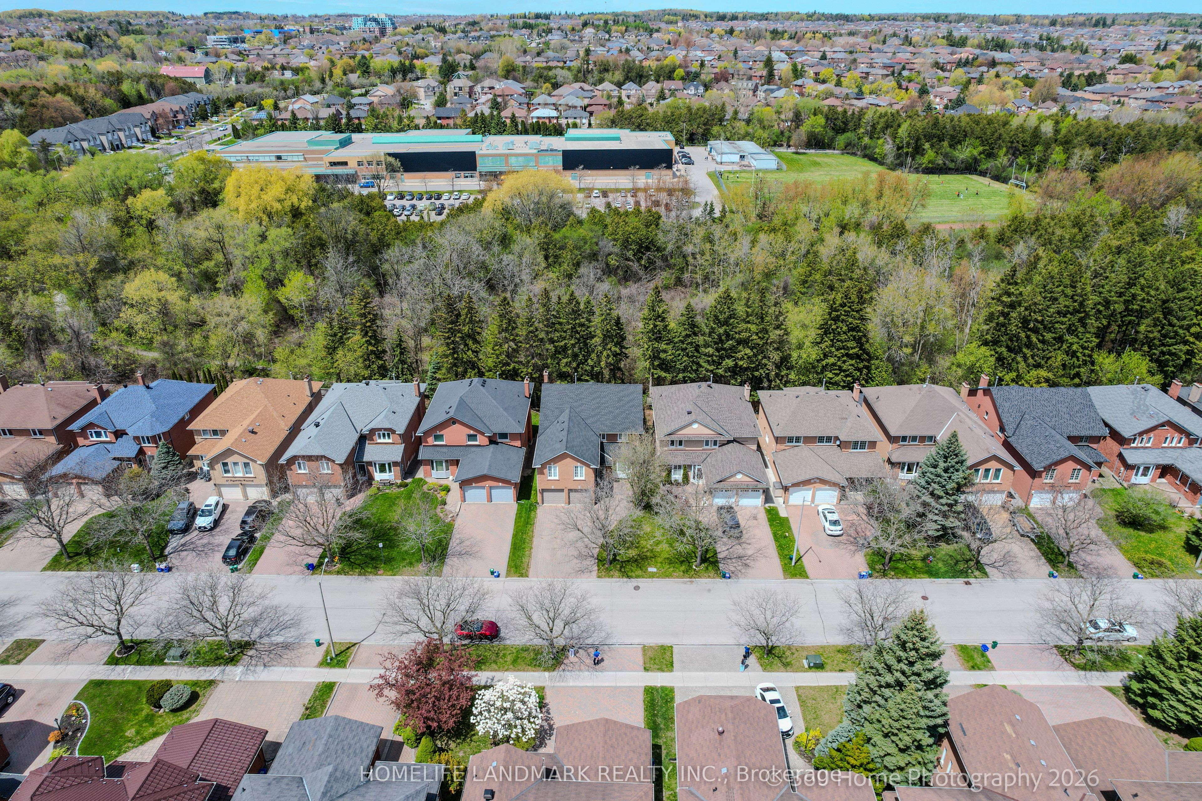 24 Loyal Blue Crescent, Richmond Hill, ON L4S 1A3 photo 4