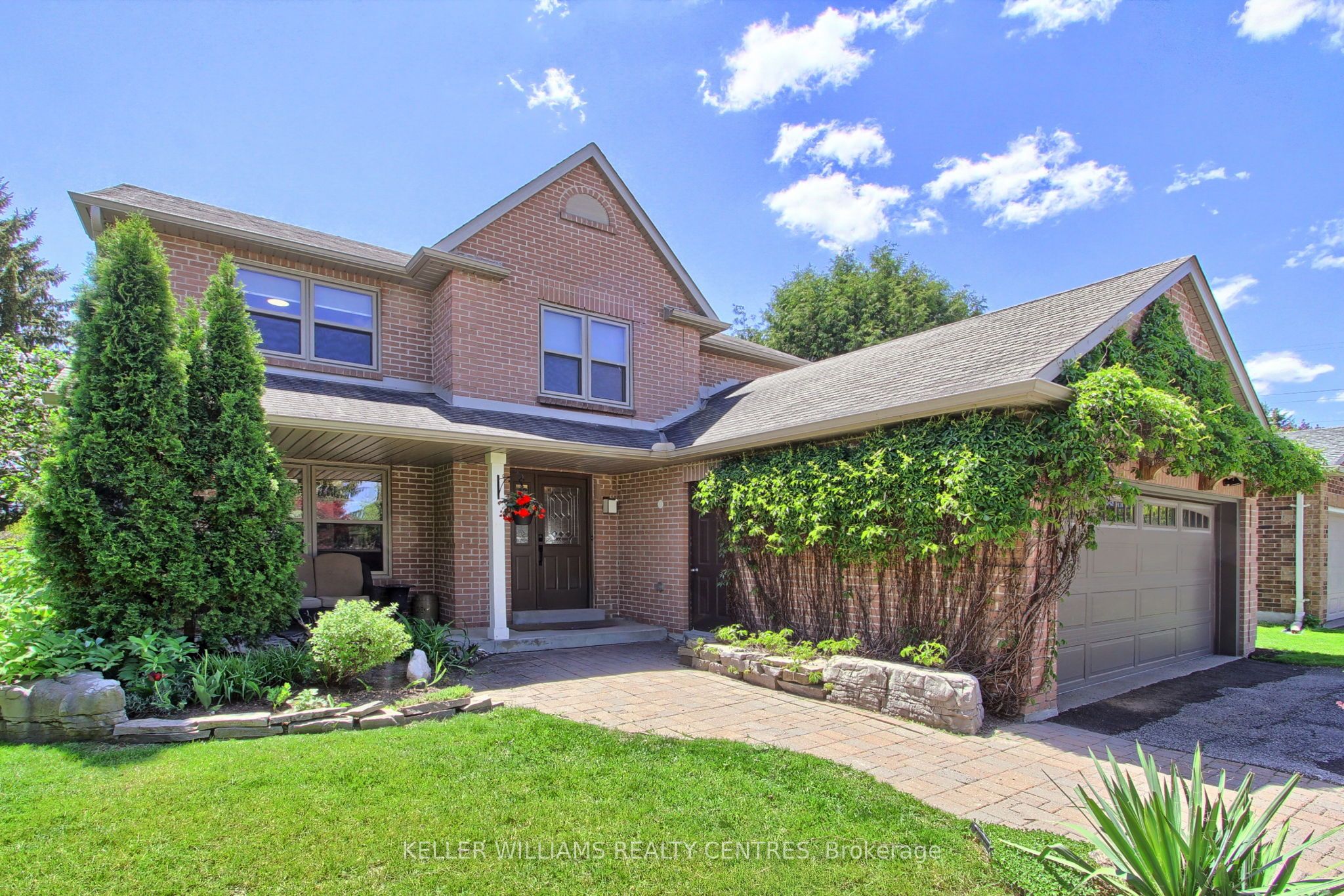 204 Crossland Gate, Newmarket, ON L3X 1A8