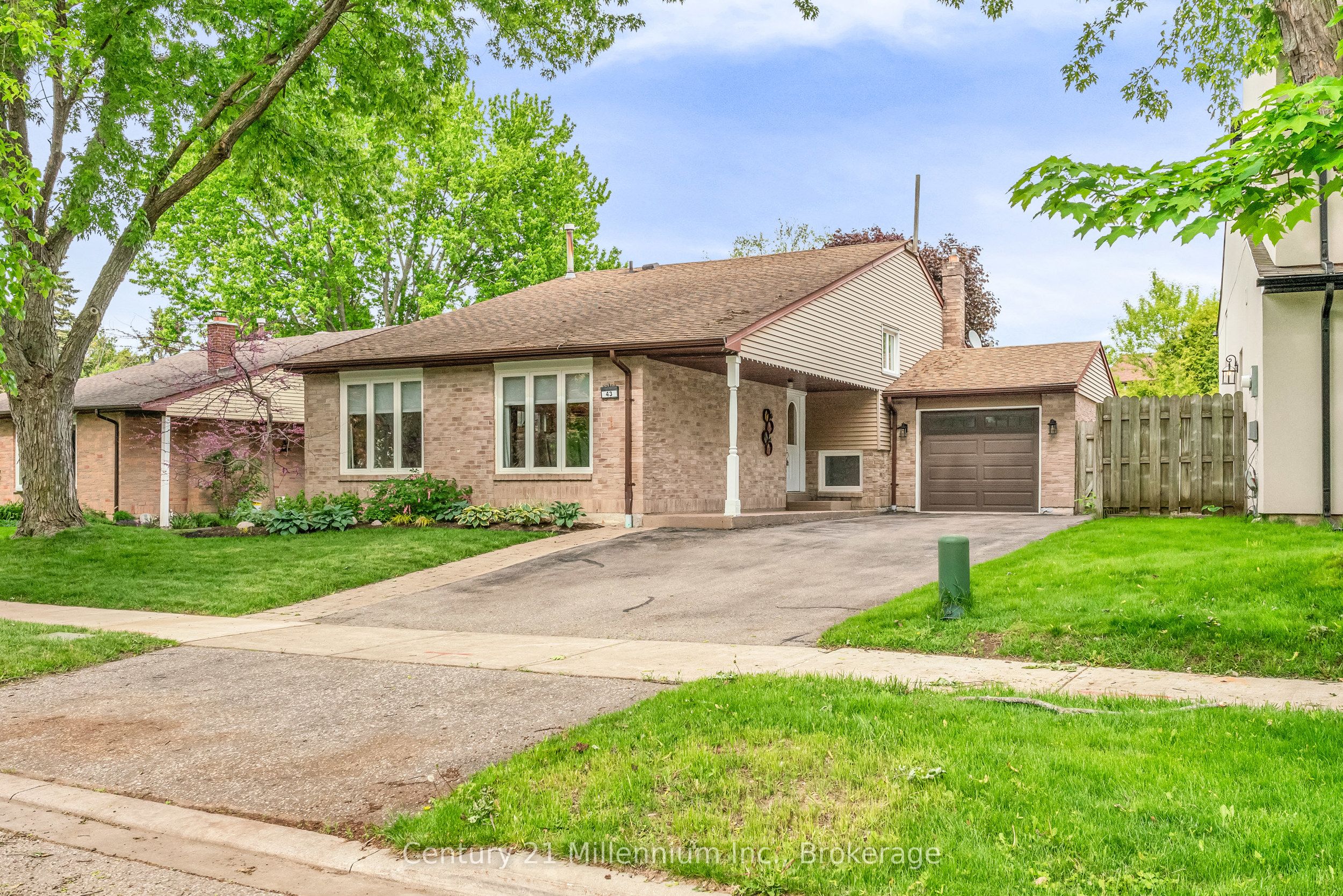 43 Stoddart Drive Drive, Aurora, ON L4G 2G2 photo 2