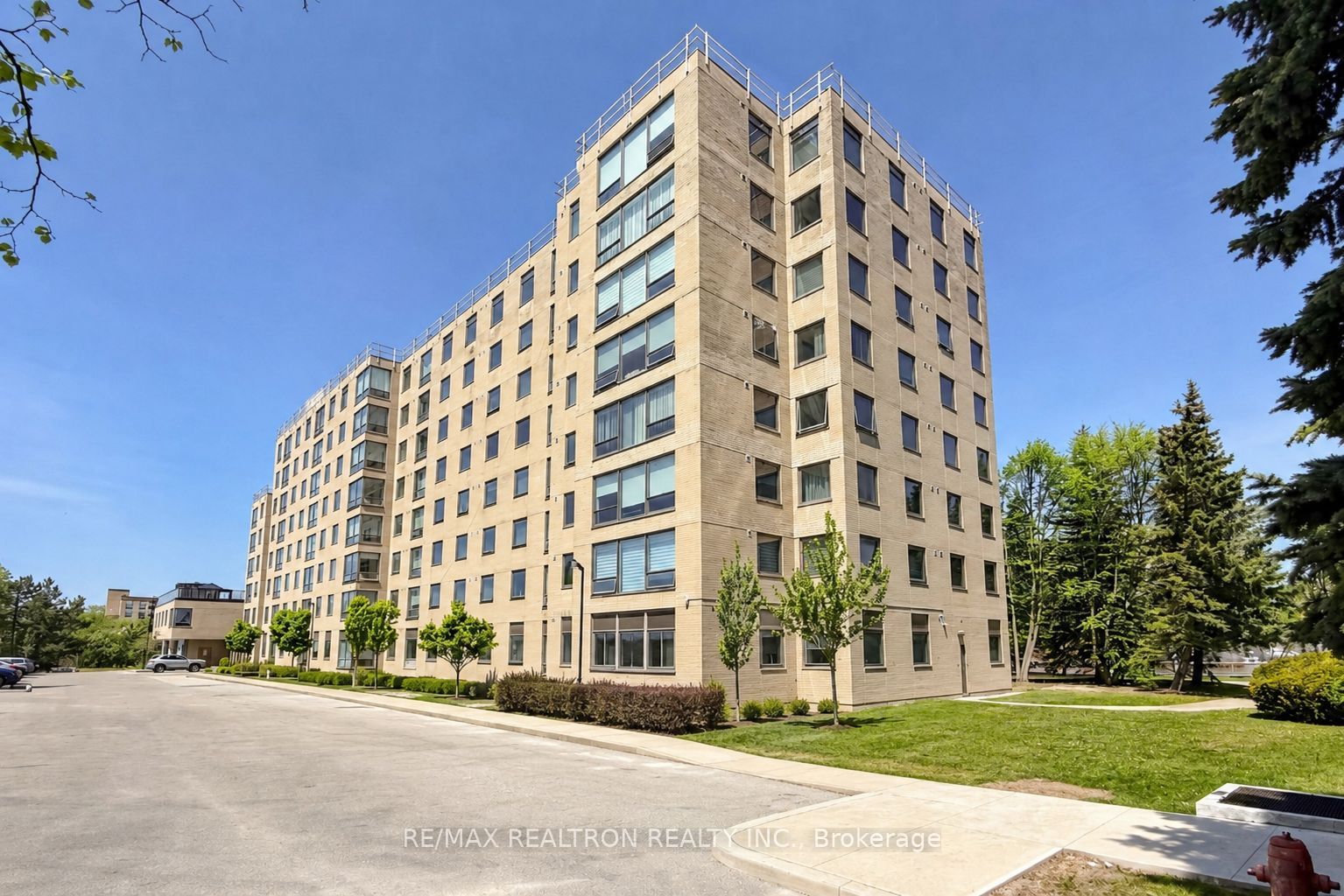 326 Major Mackenzie Drive E 307, Richmond Hill, ON L4C 8T4 photo 3
