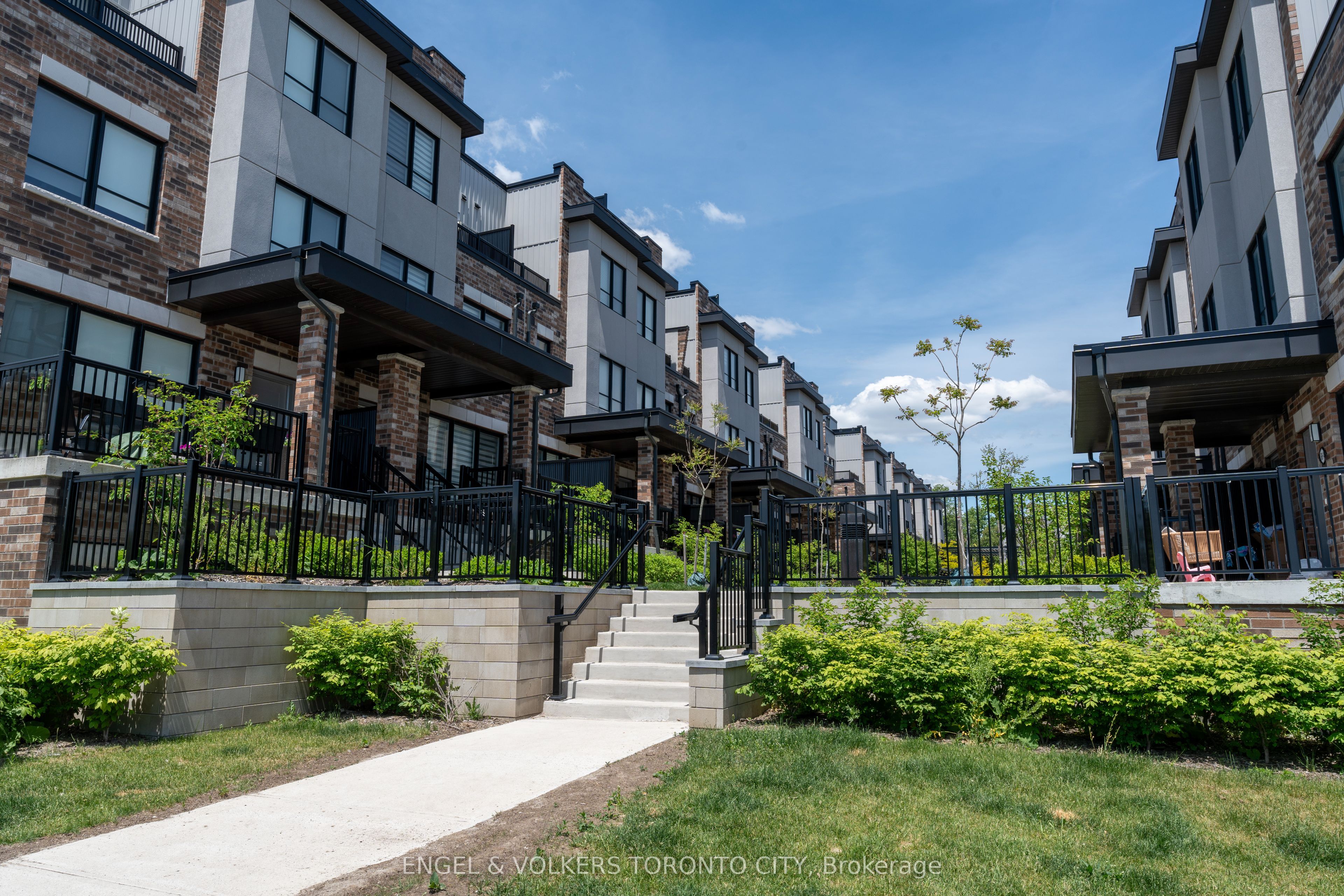 50 Baynes Way 5, Bradford West Gwillimbury, ON L3Z 4M4 photo 2