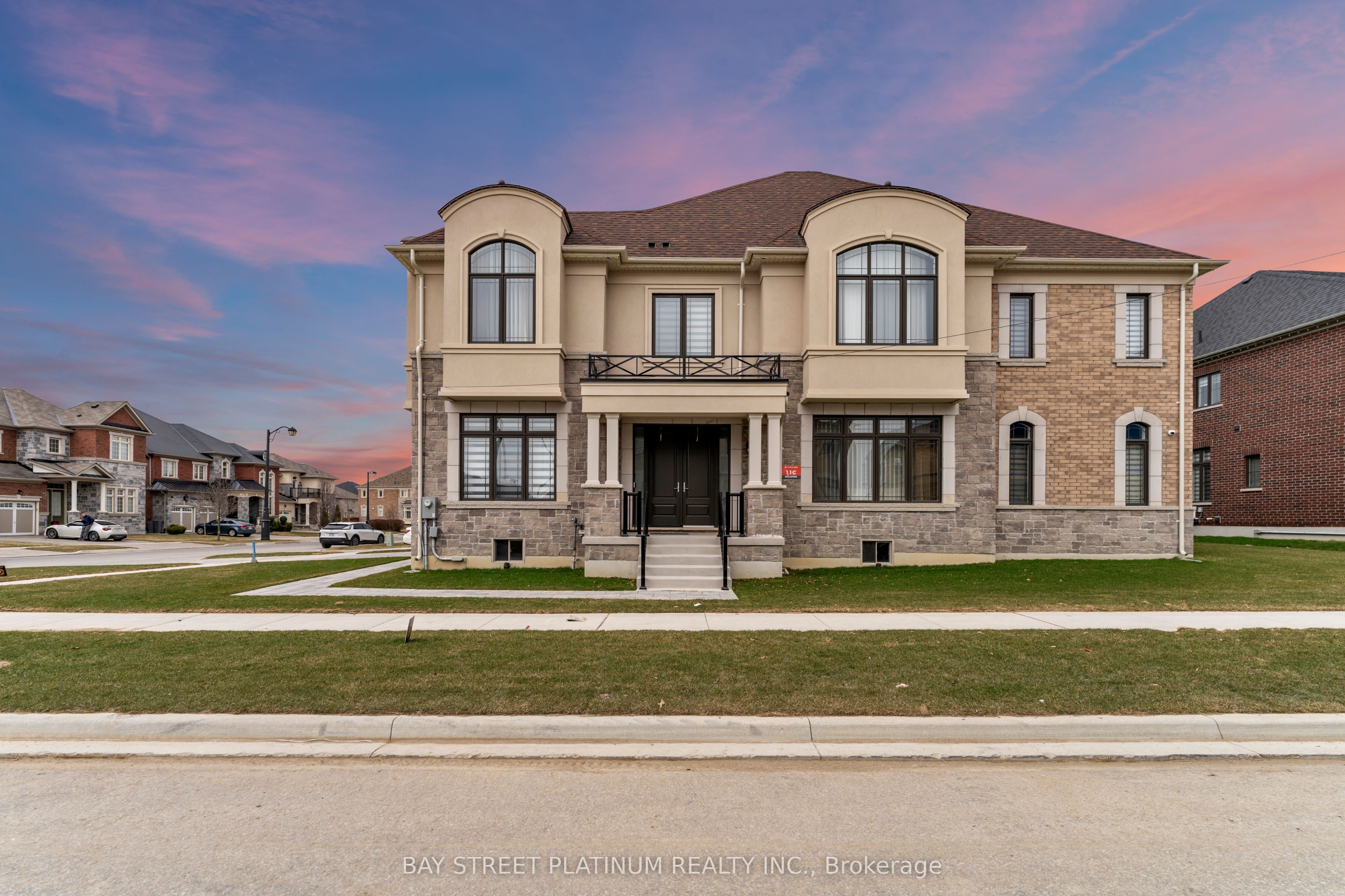 18 Woodgate Pines Drive, Vaughan, ON L4H 4A8 photo 2