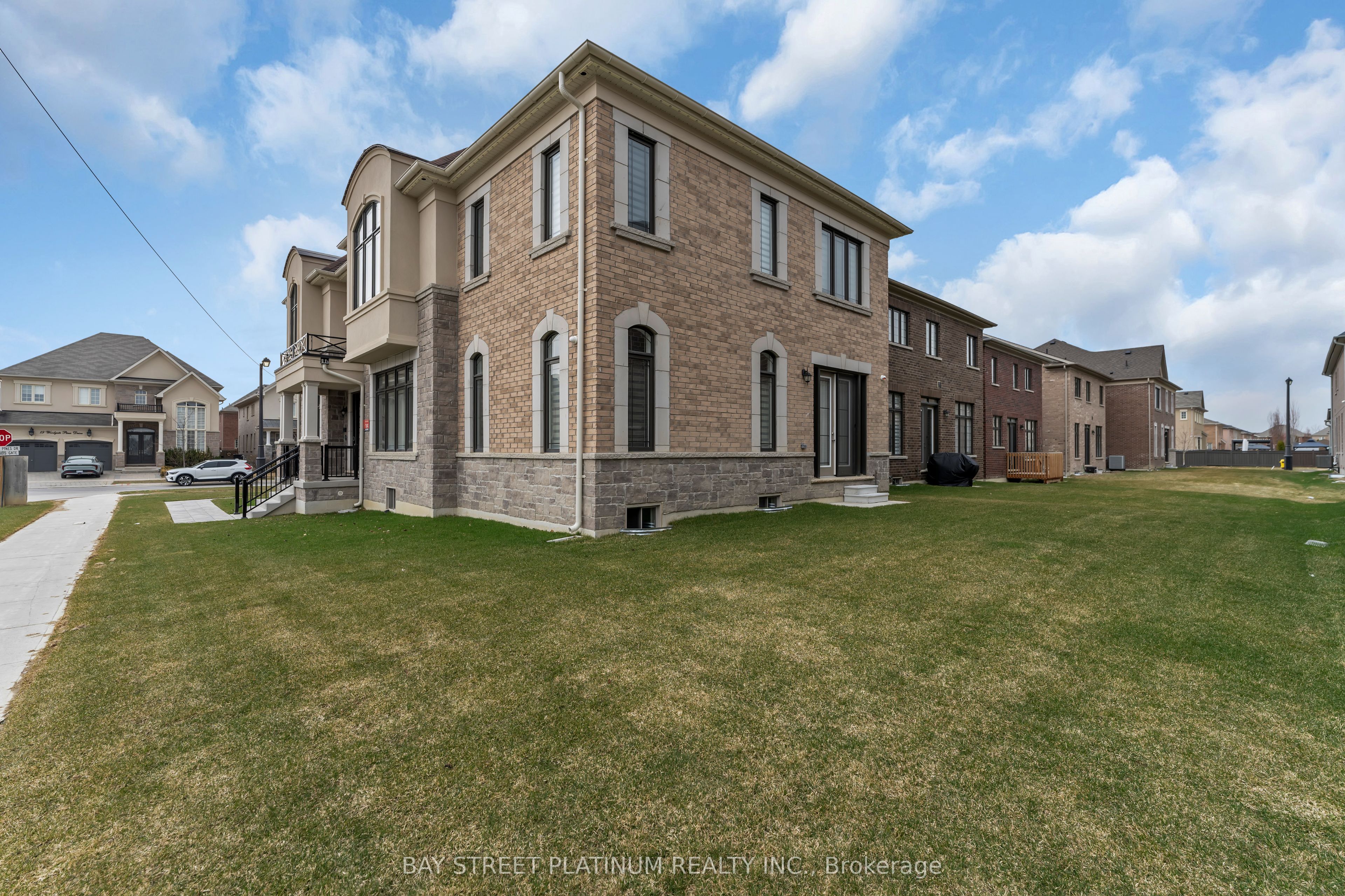 18 Woodgate Pines Drive, Vaughan, ON L4H 4A8 photo 4