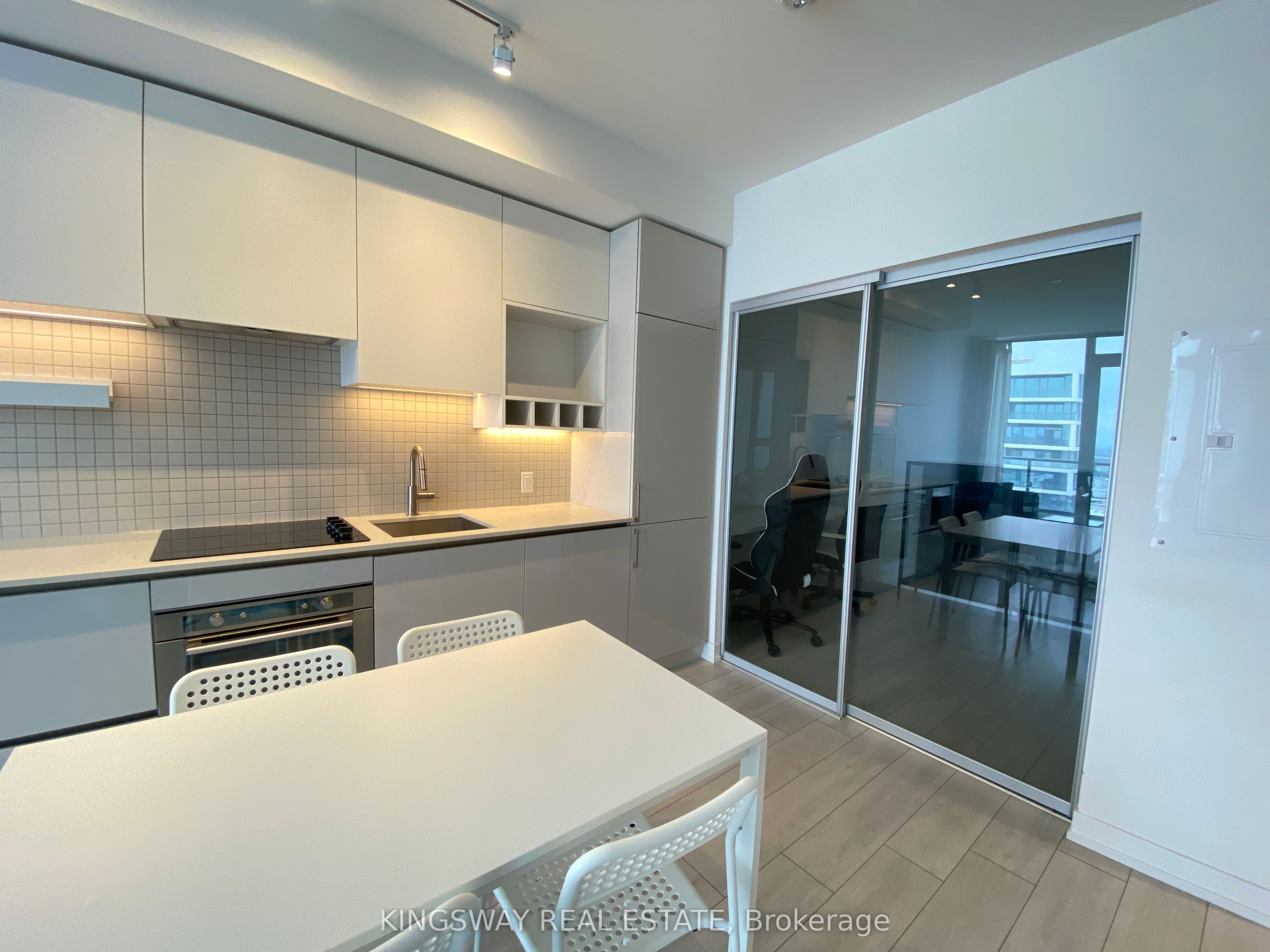 898 PORTAGE Parkway PH05, Vaughan, ON L4K 0J7 photo 2