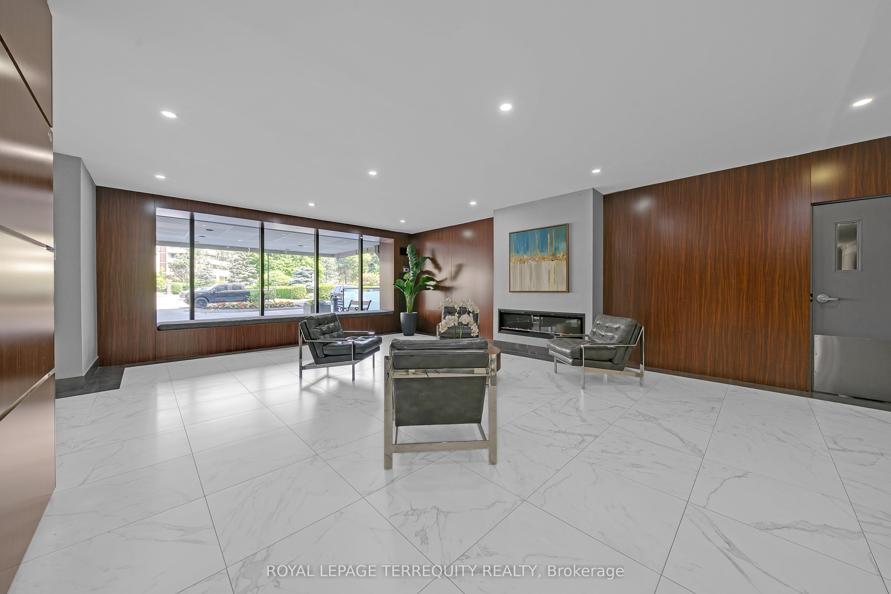 50 Inverlochy Boulevard 804, Markham, ON L3T 4T6 photo 3
