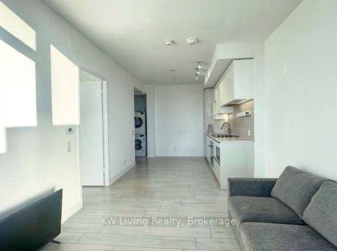 898 Portage Parkway PH11, Vaughan, ON L4K 0J7 photo 2