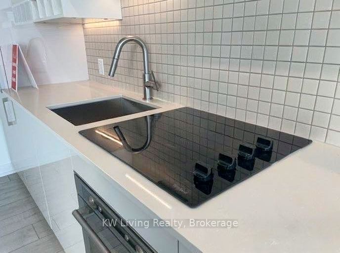 898 Portage Parkway PH11, Vaughan, ON L4K 0J7 photo 4