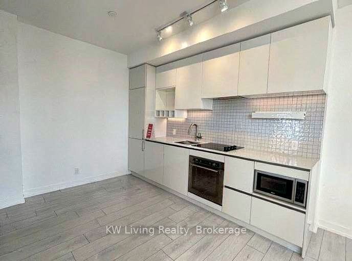 898 Portage Parkway PH11, Vaughan, ON L4K 0J7 photo 5