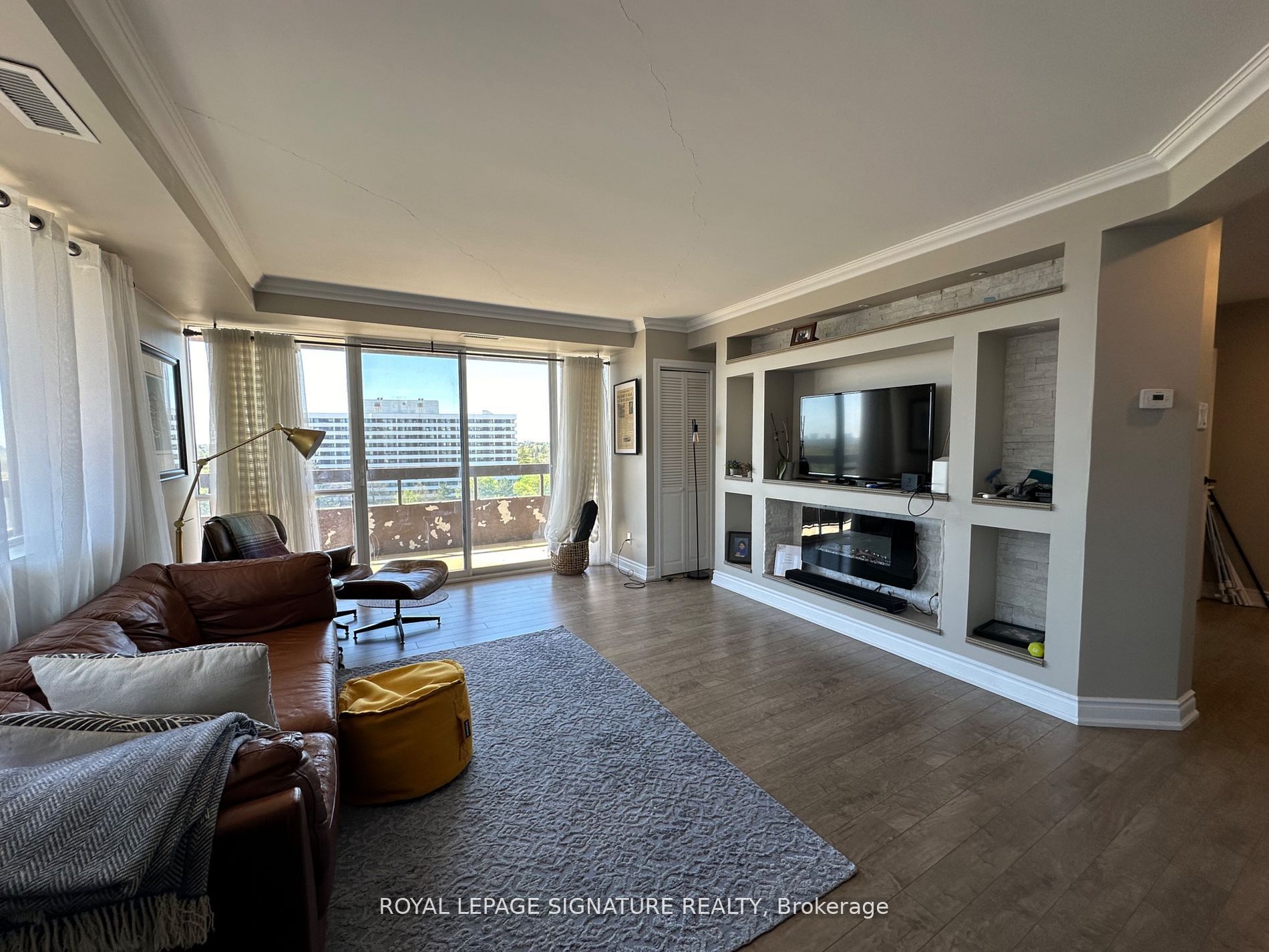 8111 Yonge Street 1010, Markham, ON L3T 4V9 photo 2