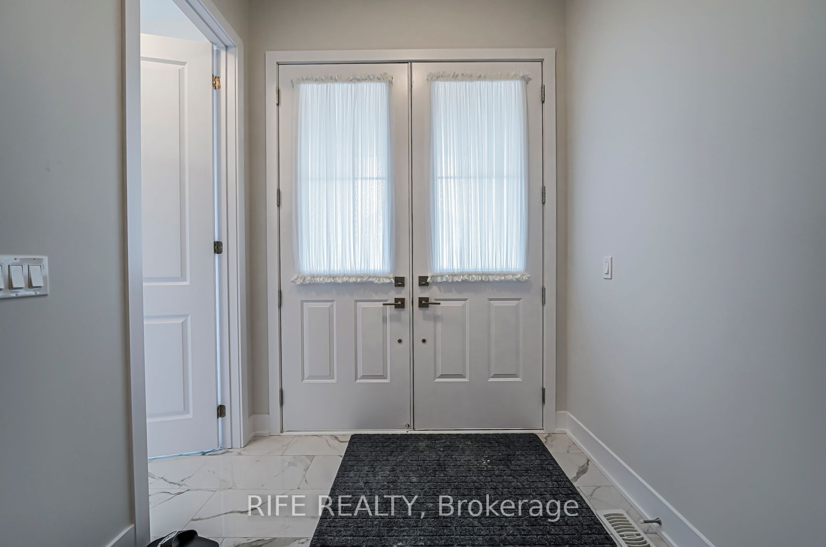177 Sikura Circle, Aurora, ON L4G 3Z1 photo 2
