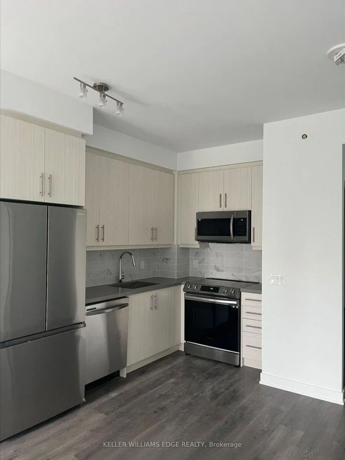 105 Oneida Crescent 401, Richmond Hill, ON L4B 0B1 photo 3