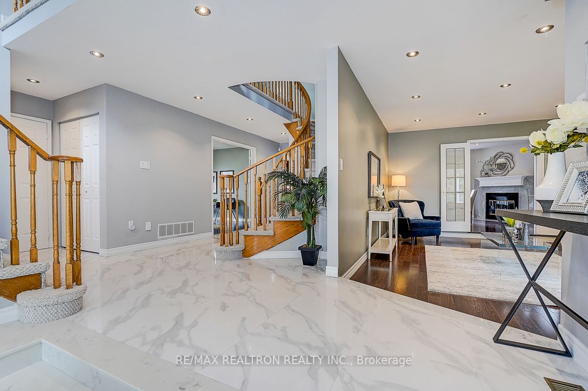 233 Brimson Drive, Newmarket, ON L3X 1H8 photo 3